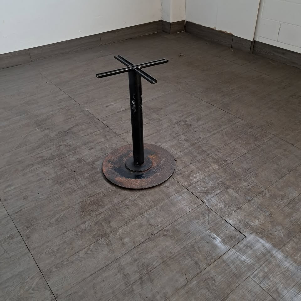 11 piantane in ghisa per tavoli ristorante (supportano piano 80x80 ) altezza della base 69 cm, usati per ristorazione Attrezzatura da ristorazione usata Sd Service Store