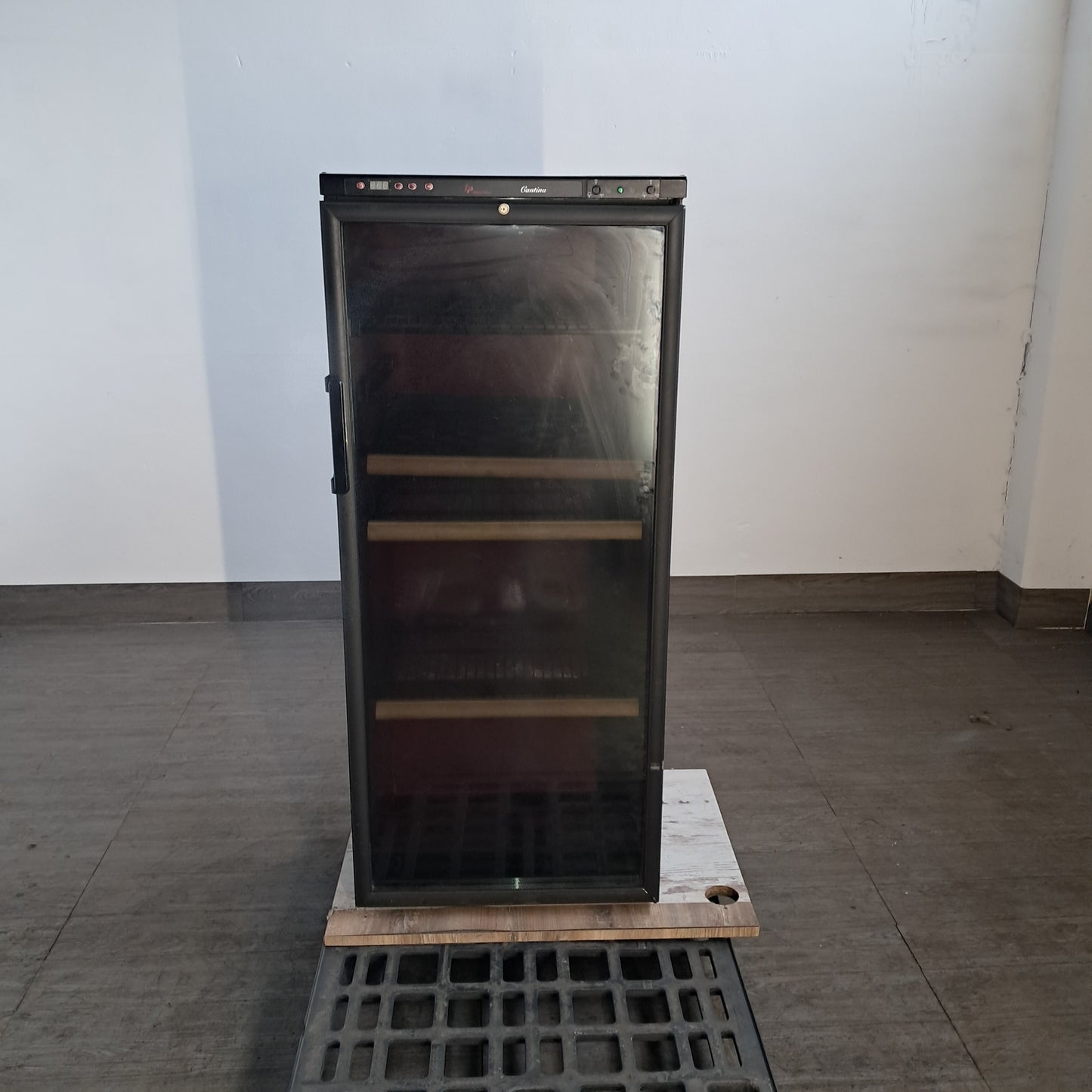Frigorifero vetrina vini usata misure L 55 P 60 Alto 140 ( funzionante ma da rivedere un po) Attrezzatura da ristorazione usata Sd Service Store