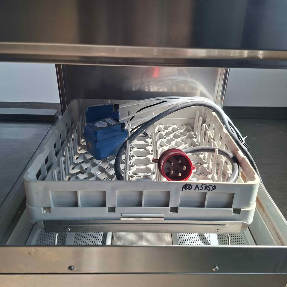 Lavastoviglie a capote per ristorante cesto 50x50 (Marca Silver) con tavolo d'uscita Attrezzatura da ristorazione usata Sd Service Store