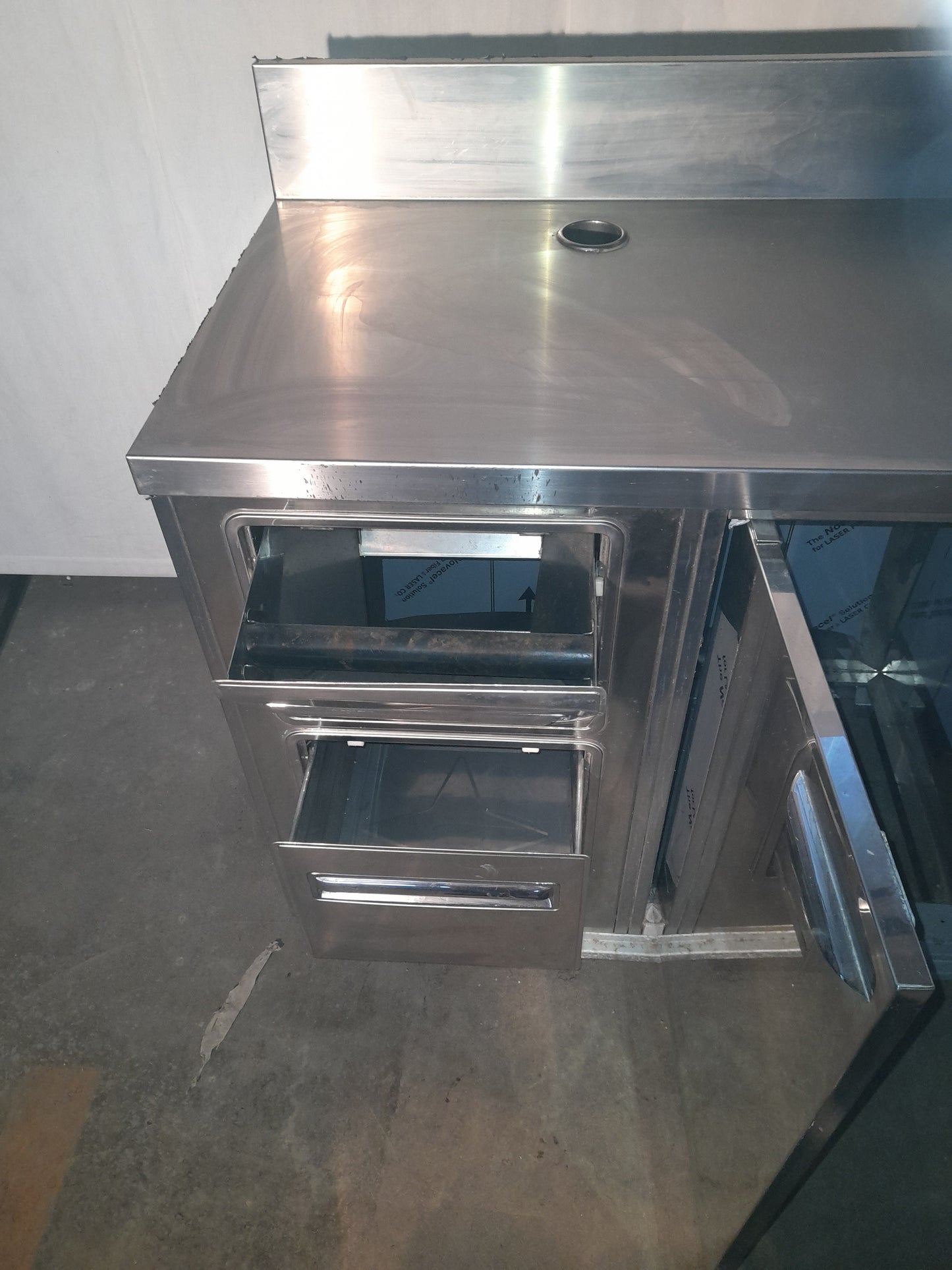 Retro banco usato in acciaio aisi 304 (sono presenti fori per impianto spillatura, ma sono facilmente riparabili ) misure L 252 P 60 Alto 85 Attrezzatura da ristorazione usata Sd Service Store