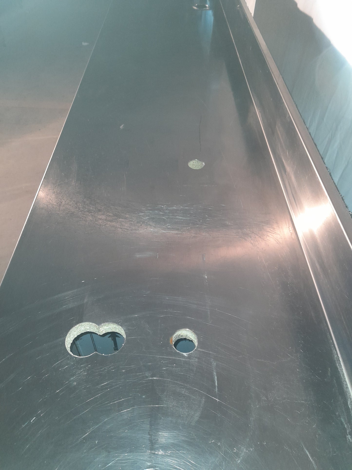 Retro banco usato in acciaio aisi 304 (sono presenti fori per impianto spillatura, ma sono facilmente riparabili ) misure L 252 P 60 Alto 85 Attrezzatura da ristorazione usata Sd Service Store