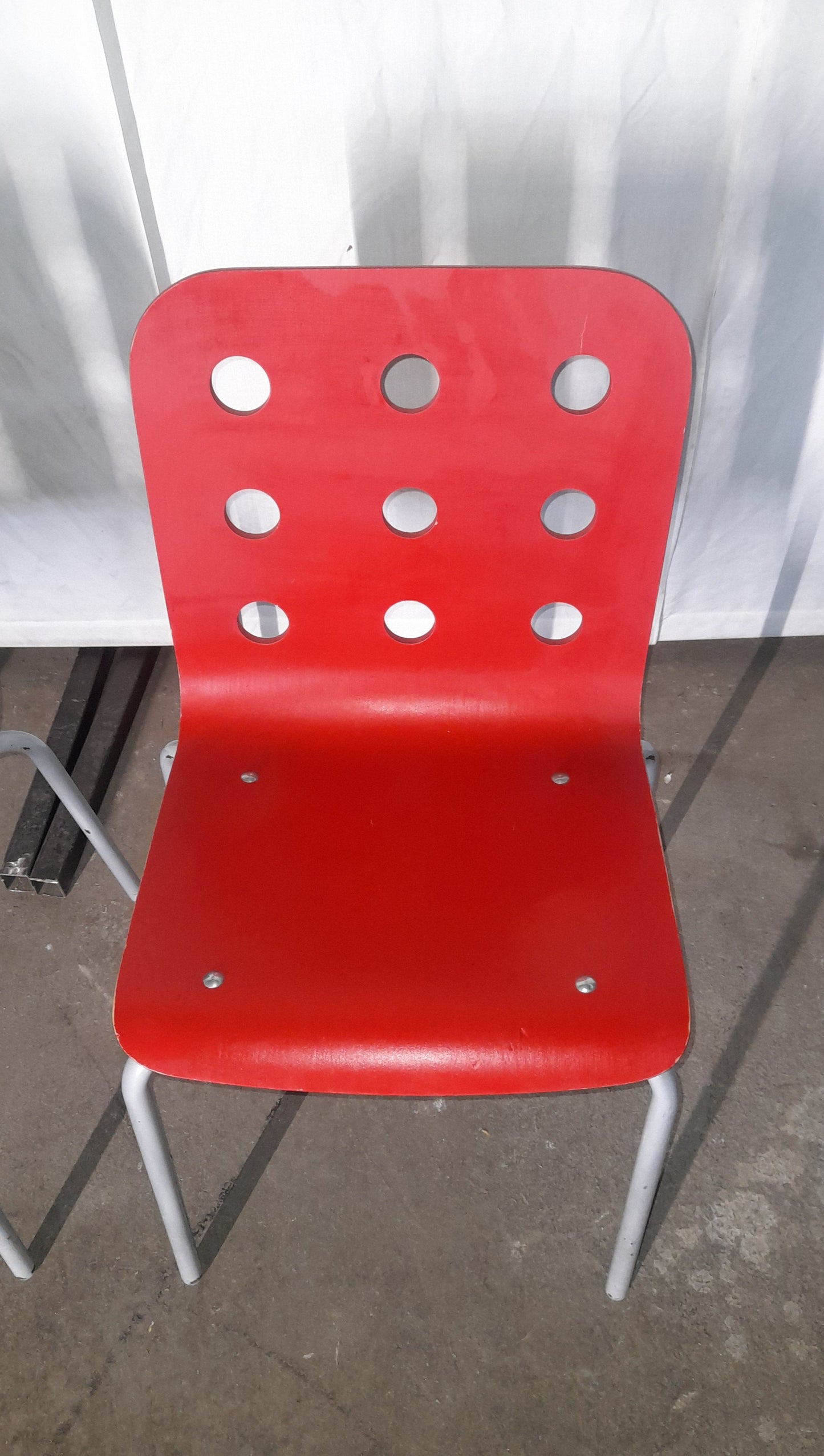 11 Sedie usate in legno adatto uso esterno (colore rosso) Altezza seduta 47 cm Attrezzatura da ristorazione usata Sd Service Store