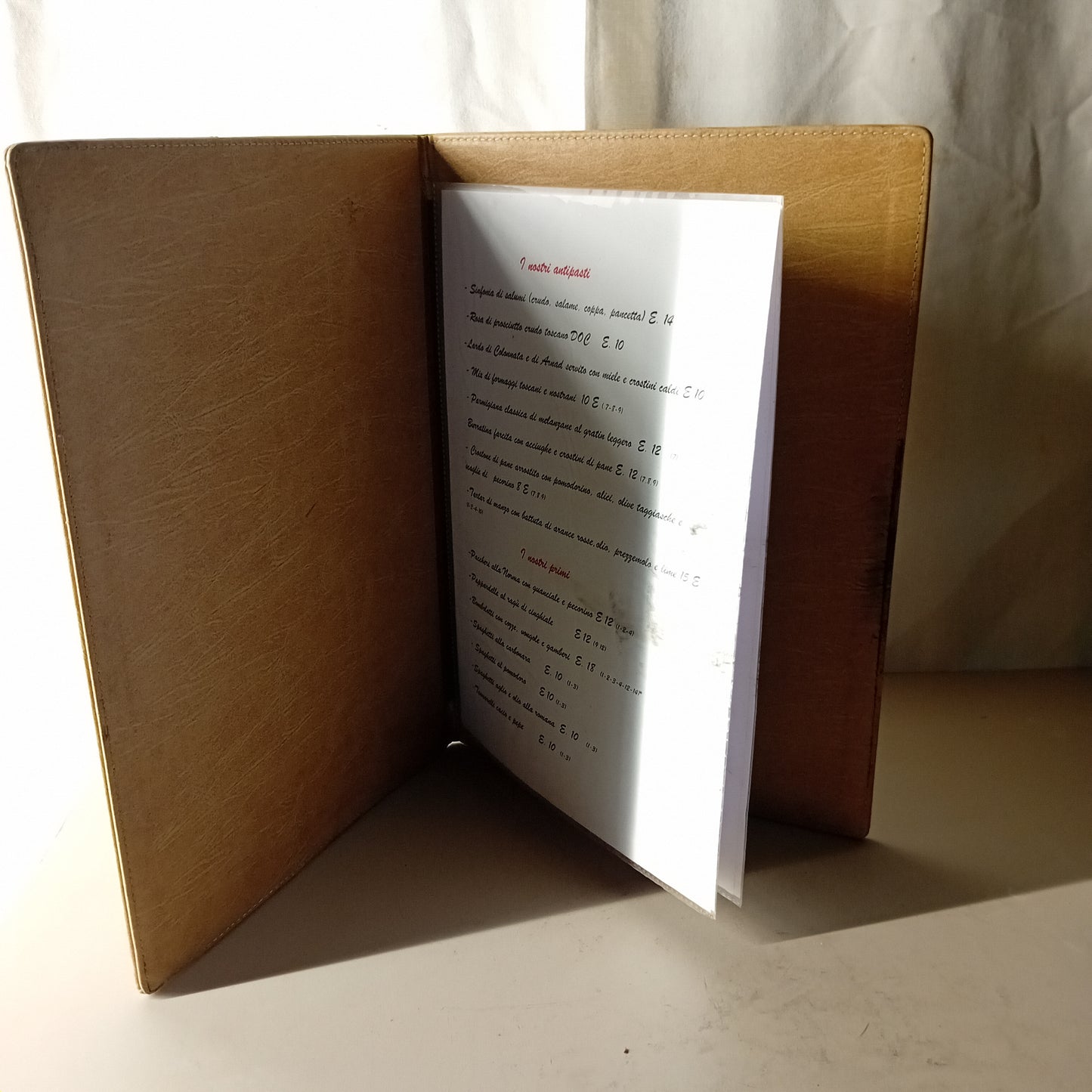 Porta menu' usato con copertina rigida in sughero, formato A4, 2 tasche interne Sd Service Store