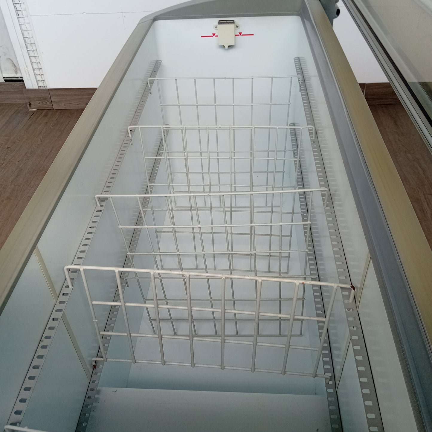 Congelatore/freezer usato, gas a norma in ottime condizioni, vetro panoramico, larghezza 170cm, altezza 86cm, profondità 80cm Attrezzatura da ristorazione usata Sd Service Store