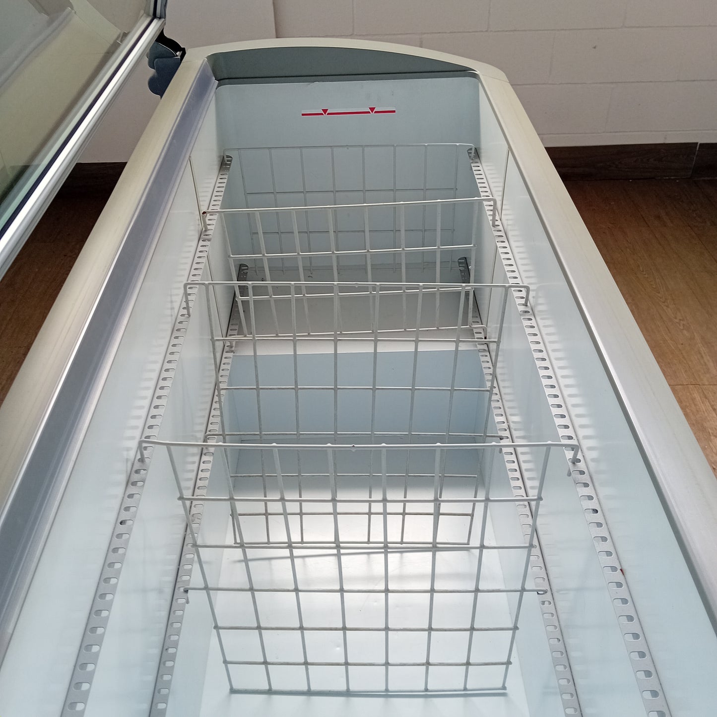 Congelatore/freezer usato, gas a norma in ottime condizioni, vetro panoramico, larghezza 170cm, altezza 86cm, profondità 80cm Attrezzatura da ristorazione usata Sd Service Store