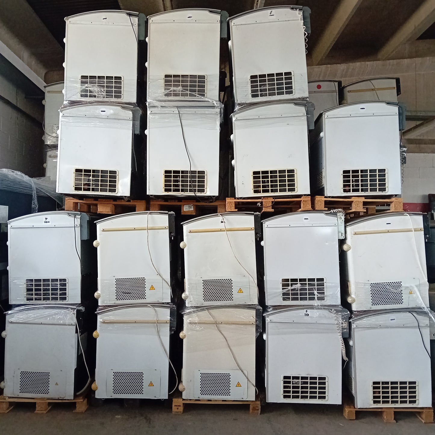 Congelatore/freezer usato, gas a norma in ottime condizioni, vetro panoramico, larghezza 170cm, altezza 86cm, profondità 80cm Attrezzatura da ristorazione usata Sd Service Store