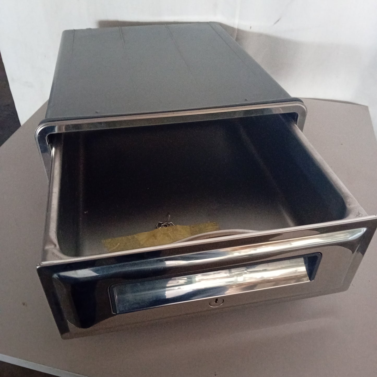 Cassetto in ferro usato, con supporto, dotato di chiave, misure esterne 35x45x16, misure interne 32x43x11 Attrezzatura da ristorazione usata Sd Service Store