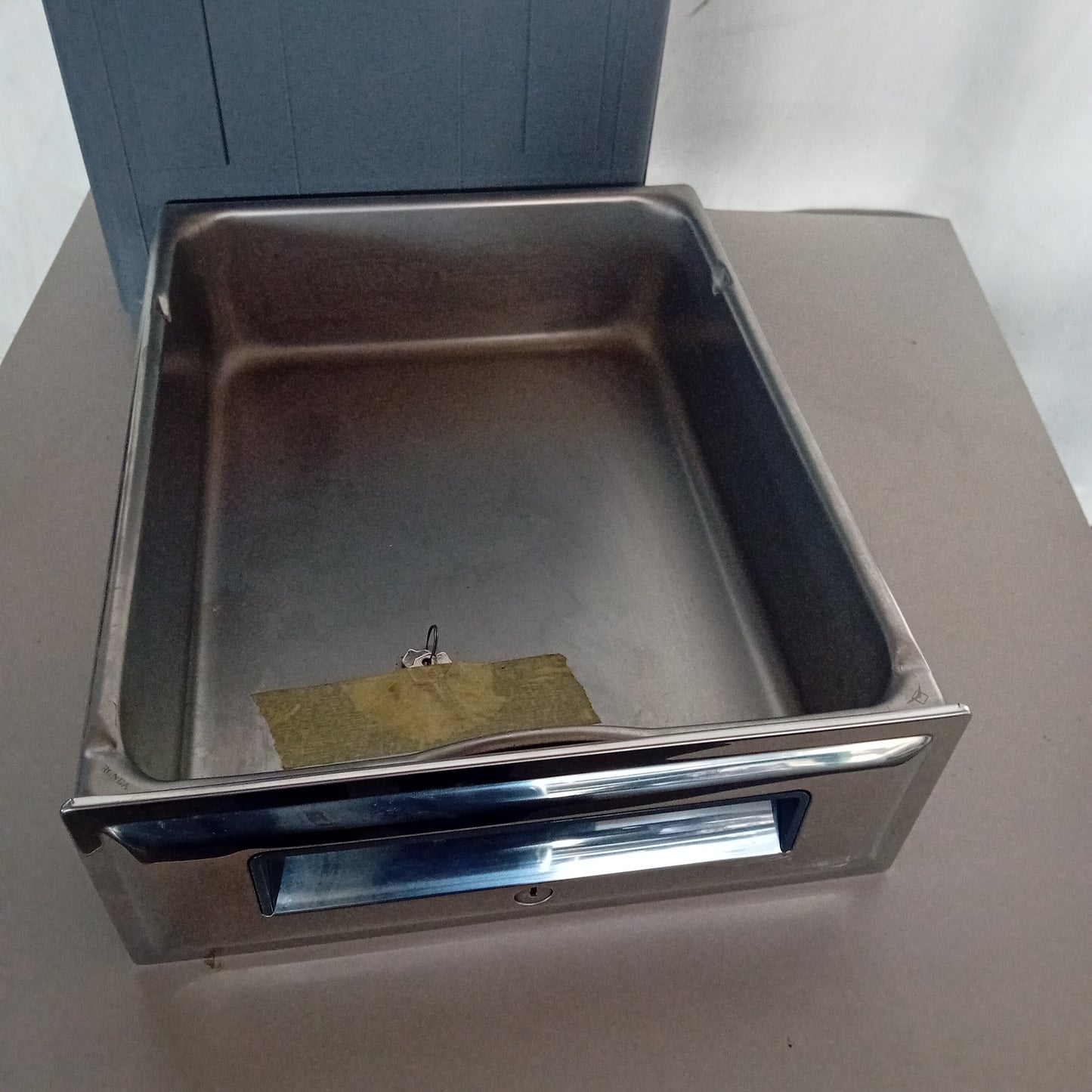 Cassetto in ferro usato, con supporto, dotato di chiave, misure esterne 35x45x16, misure interne 32x43x11 Attrezzatura da ristorazione usata Sd Service Store
