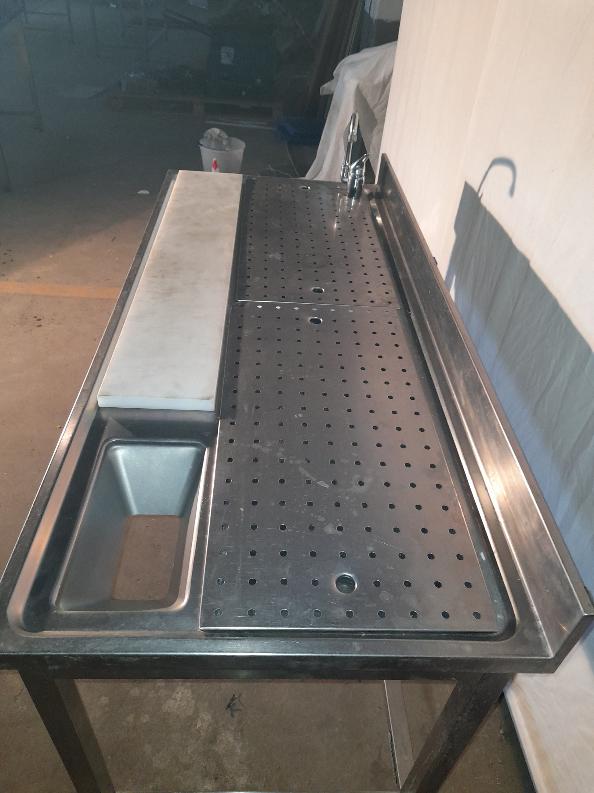 Tavolo usato in acciaio inox aisi 304 con foro per lo sbarazzo  (si puo' collegare all'acqua per lavorazione) misure L 190 P 70 Alto 85 Attrezzatura da ristorazione usata Sd Service Store