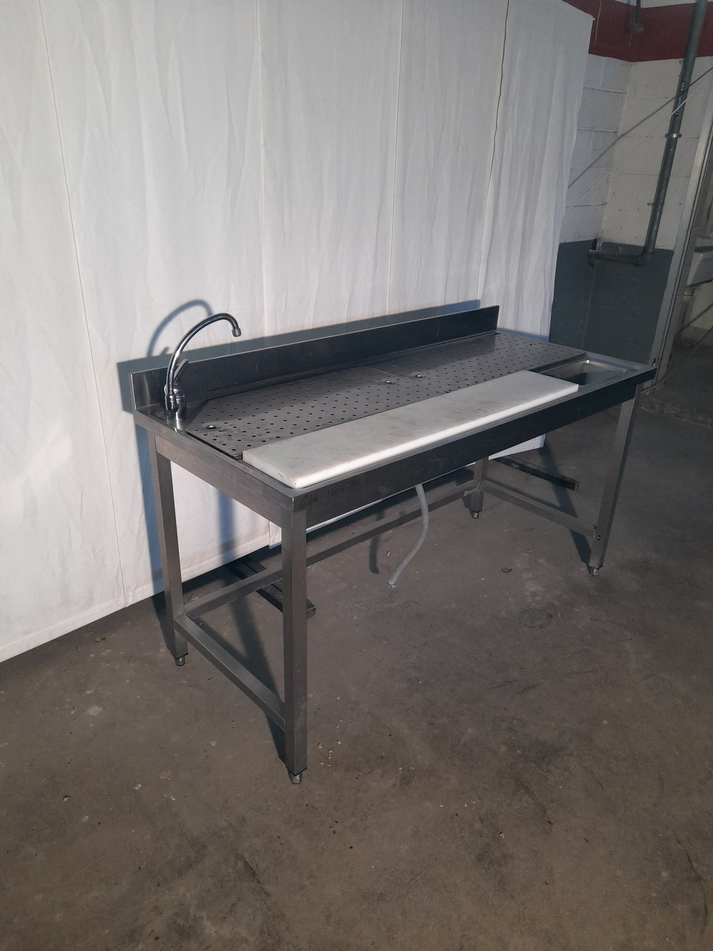 Tavolo usato in acciaio inox aisi 304 con foro per lo sbarazzo (si puo' collegare all'acqua per lavorazione) misure L 190 P 70 Alto 85 Attrezzatura da ristorazione usata Sd Service Store