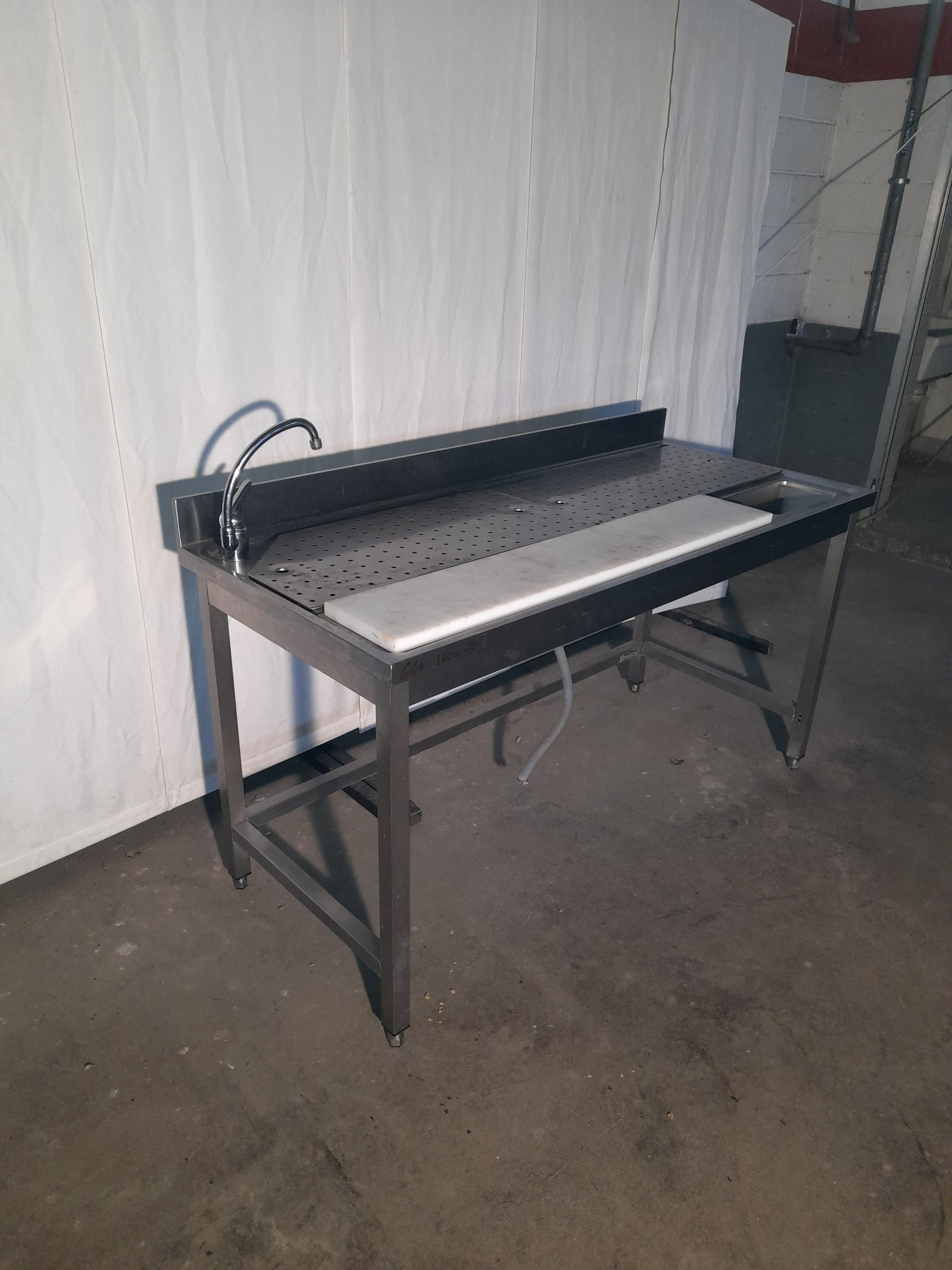 Tavolo usato in acciaio inox aisi 304 con foro per lo sbarazzo  (si puo' collegare all'acqua per lavorazione) misure L 190 P 70 Alto 85 Attrezzatura da ristorazione usata Sd Service Store