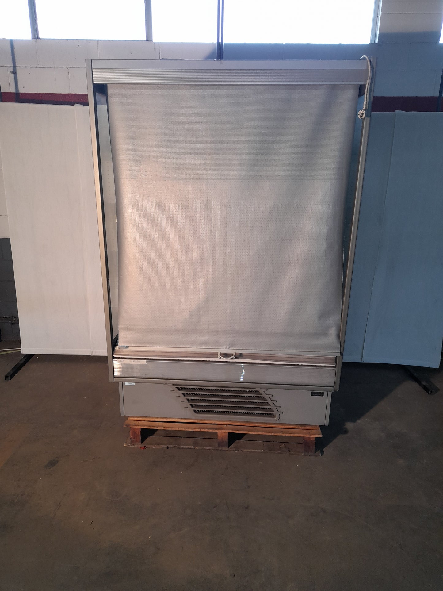 Murale refrigerato usato 4 ripiani e tenda scorrevole di chiusura misure L132 P82 Alto 200 Attrezzatura da ristorazione usata Sd Service Store