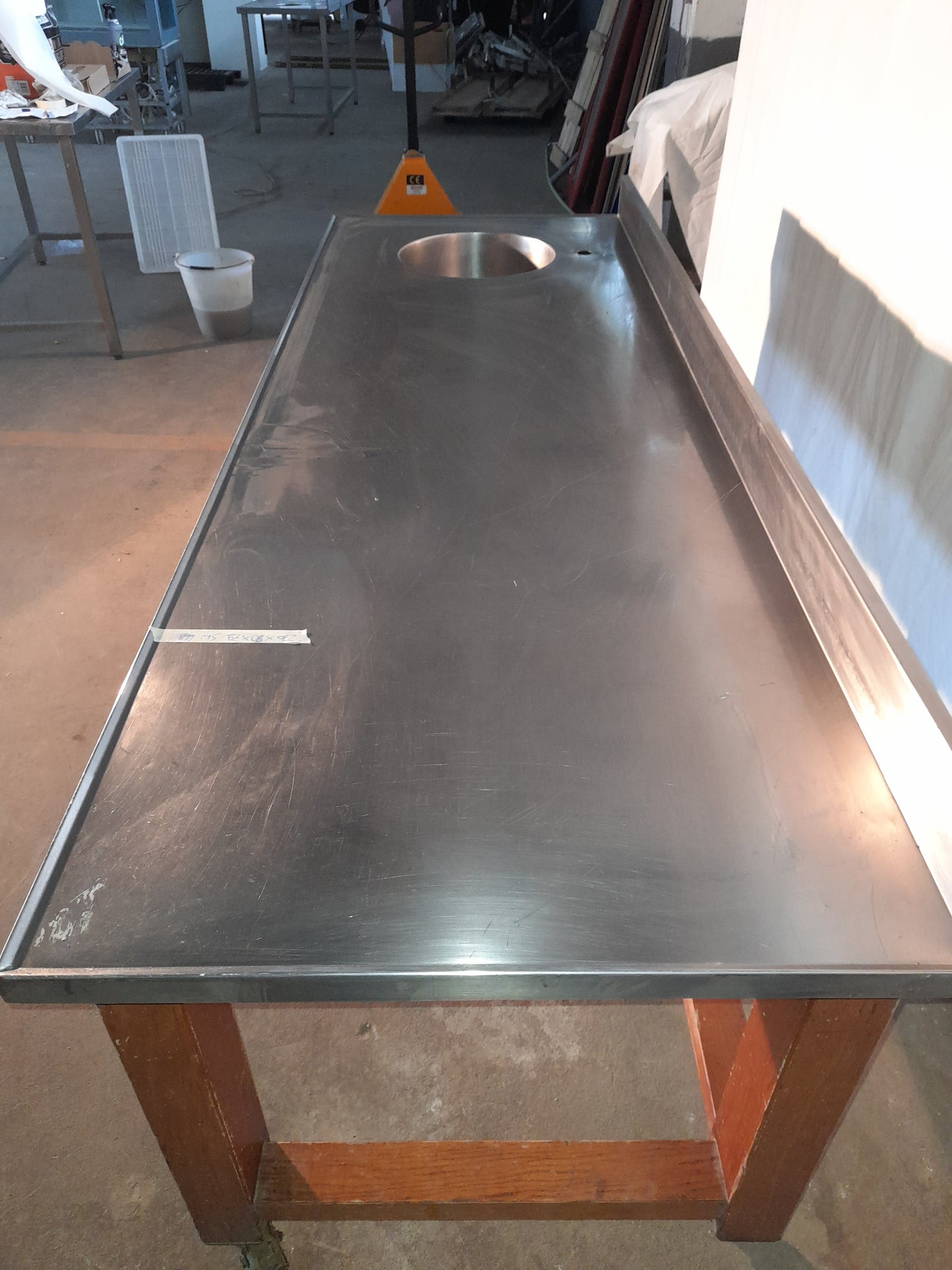 Lavandino usato in acciaio aisi 304 con supporto in legno ( diametro lavandino 38 cm profondo 16) (ruote non funzionanti) misure L 230 P 80 Alto 79 Attrezzatura da ristorazione usata Sd Service Store