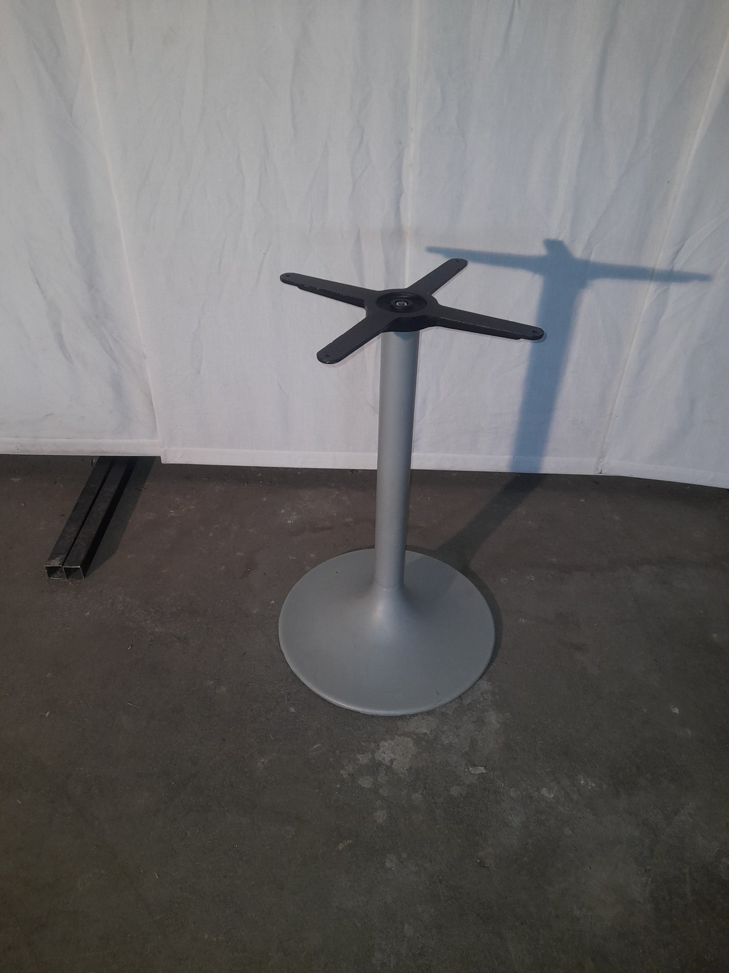 2 Piantane per tavoli ristorante usate colore grigio chiara (puo sostenere un piano max 80x80) altezza 72 Ristorazione Sd Service Store