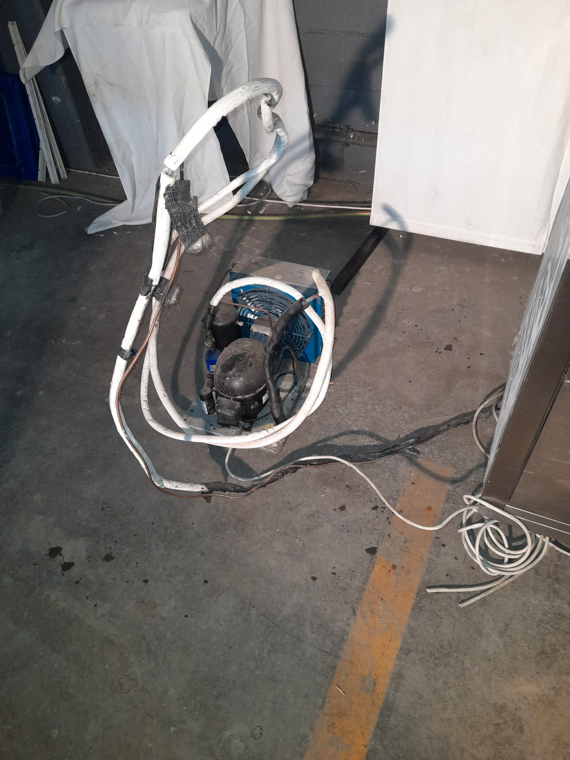 Bancone bar con retrobanco usato (lunghezza del banco bar con marmo 340 cm)  (misure retrobanco in foto) Attrezzatura da ristorazione usata Sd Service Store