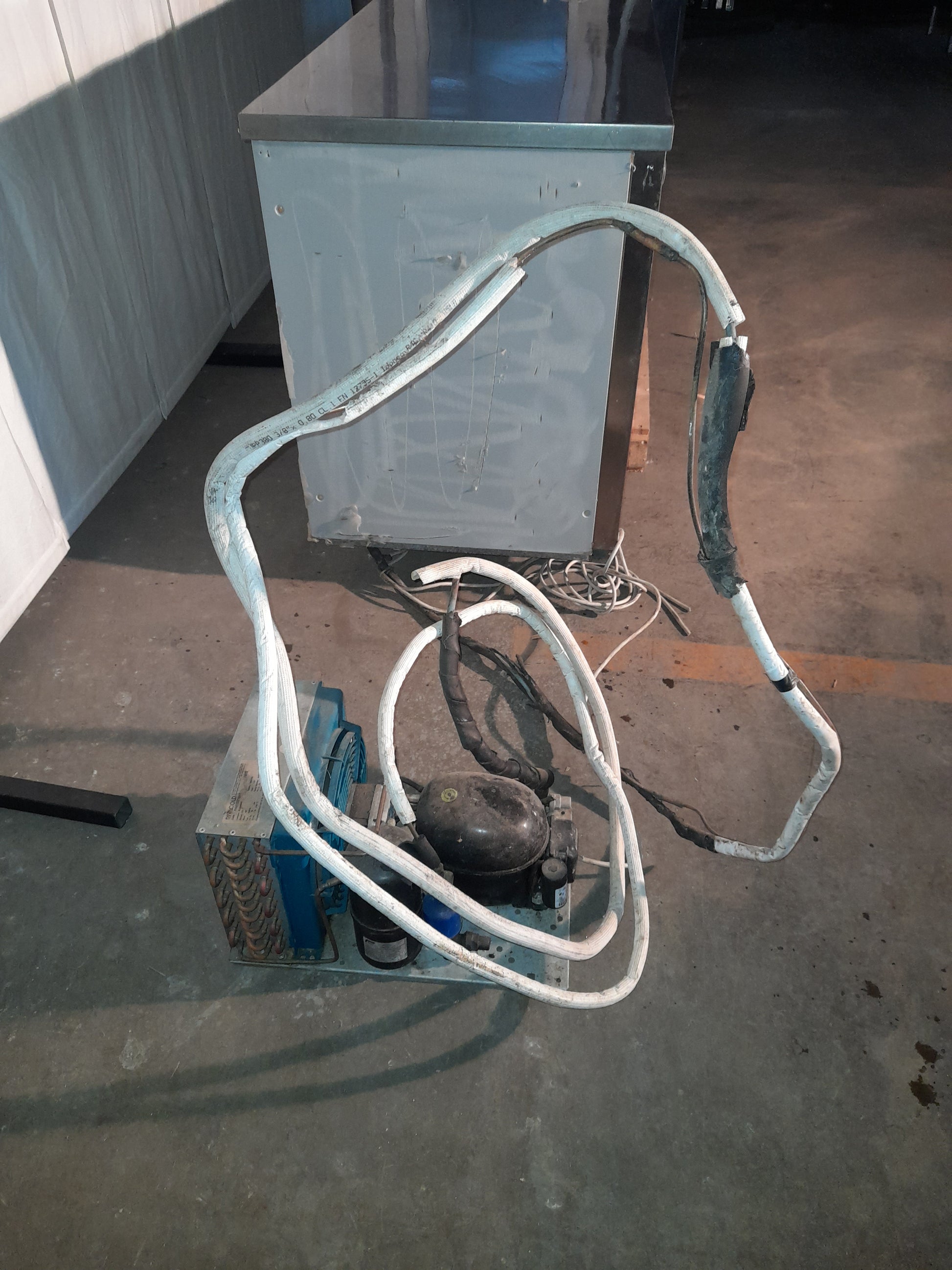 Bancone bar con retrobanco usato (lunghezza del banco bar con marmo 340 cm)  (misure retrobanco in foto) Attrezzatura da ristorazione usata Sd Service Store