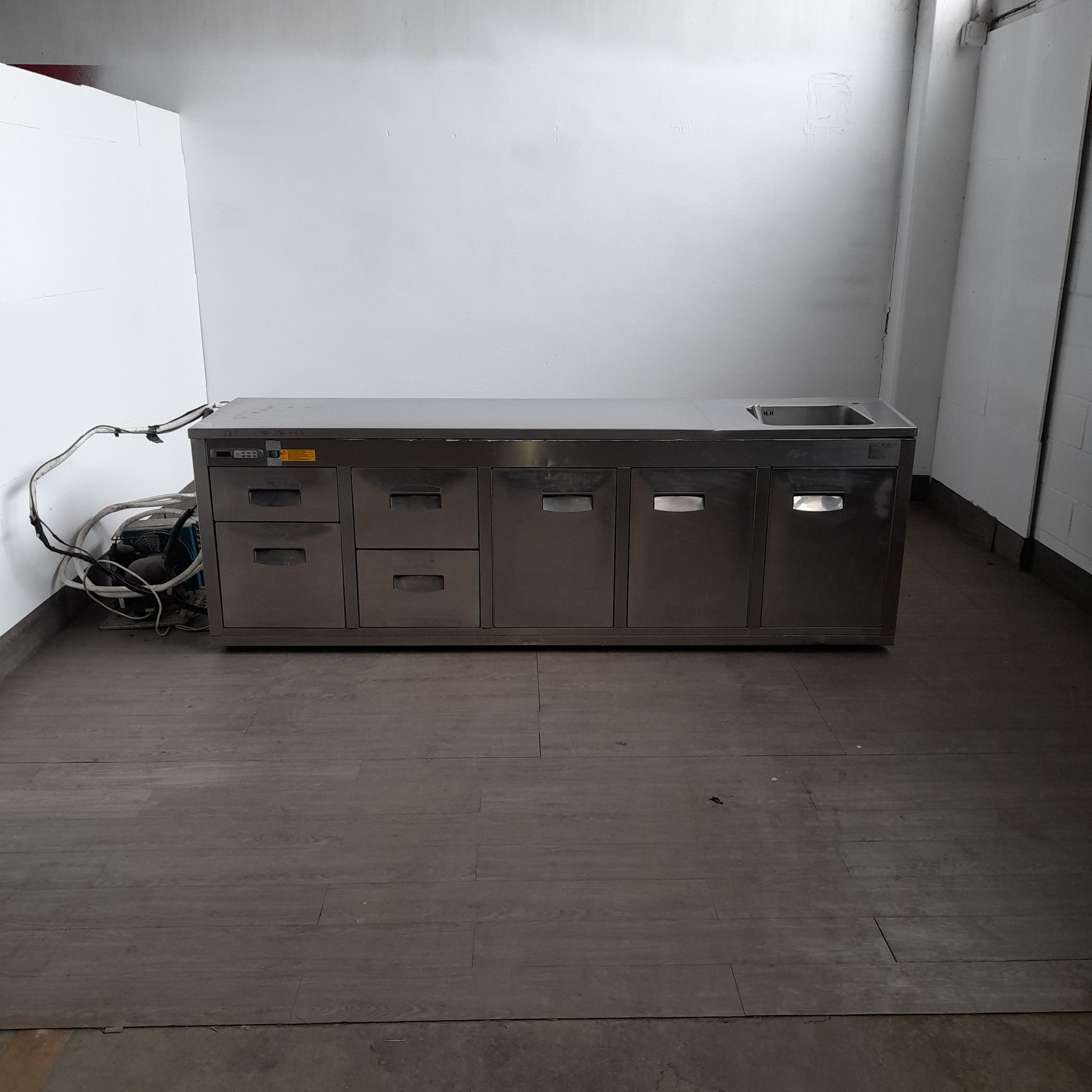Retro banco frigorifero usato 3 sportelle e 4 cassetti e lavandino  in acciaio aisi 304  ( misura vasca 40x40x18) misure in foto Attrezzatura da ristorazione usata Sd Service Store