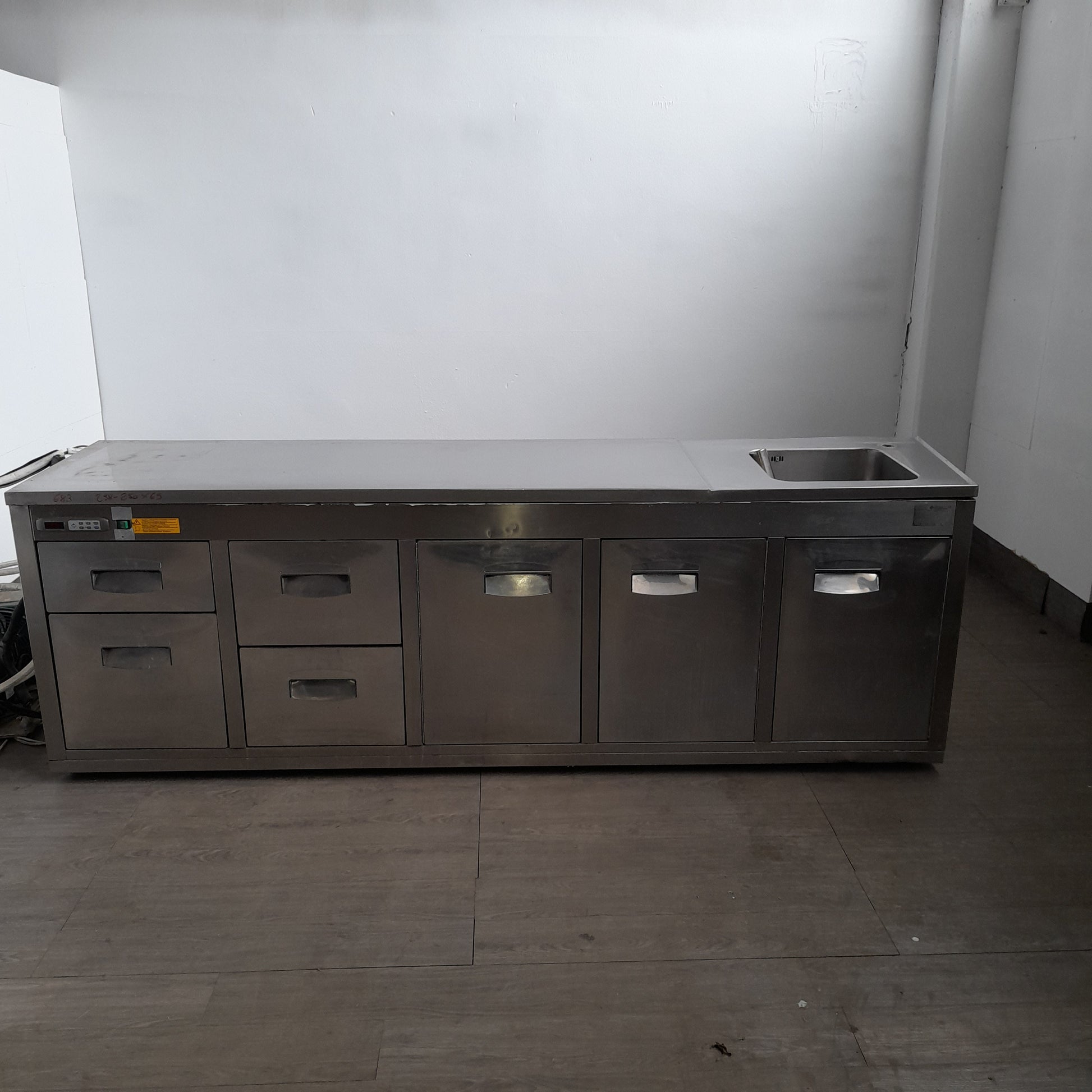 Retro banco frigorifero usato 3 sportelle e 4 cassetti e lavandino  in acciaio aisi 304  ( misura vasca 40x40x18) misure in foto Attrezzatura da ristorazione usata Sd Service Store
