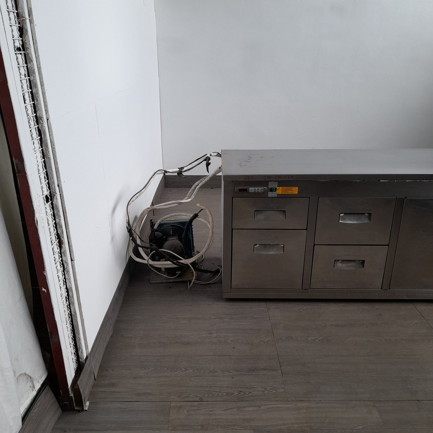 Retro banco frigorifero usato 3 sportelle e 4 cassetti e lavandino in acciaio aisi 304 ( misura vasca 40x40x18) misure in foto Attrezzatura da ristorazione usata Sd Service Store