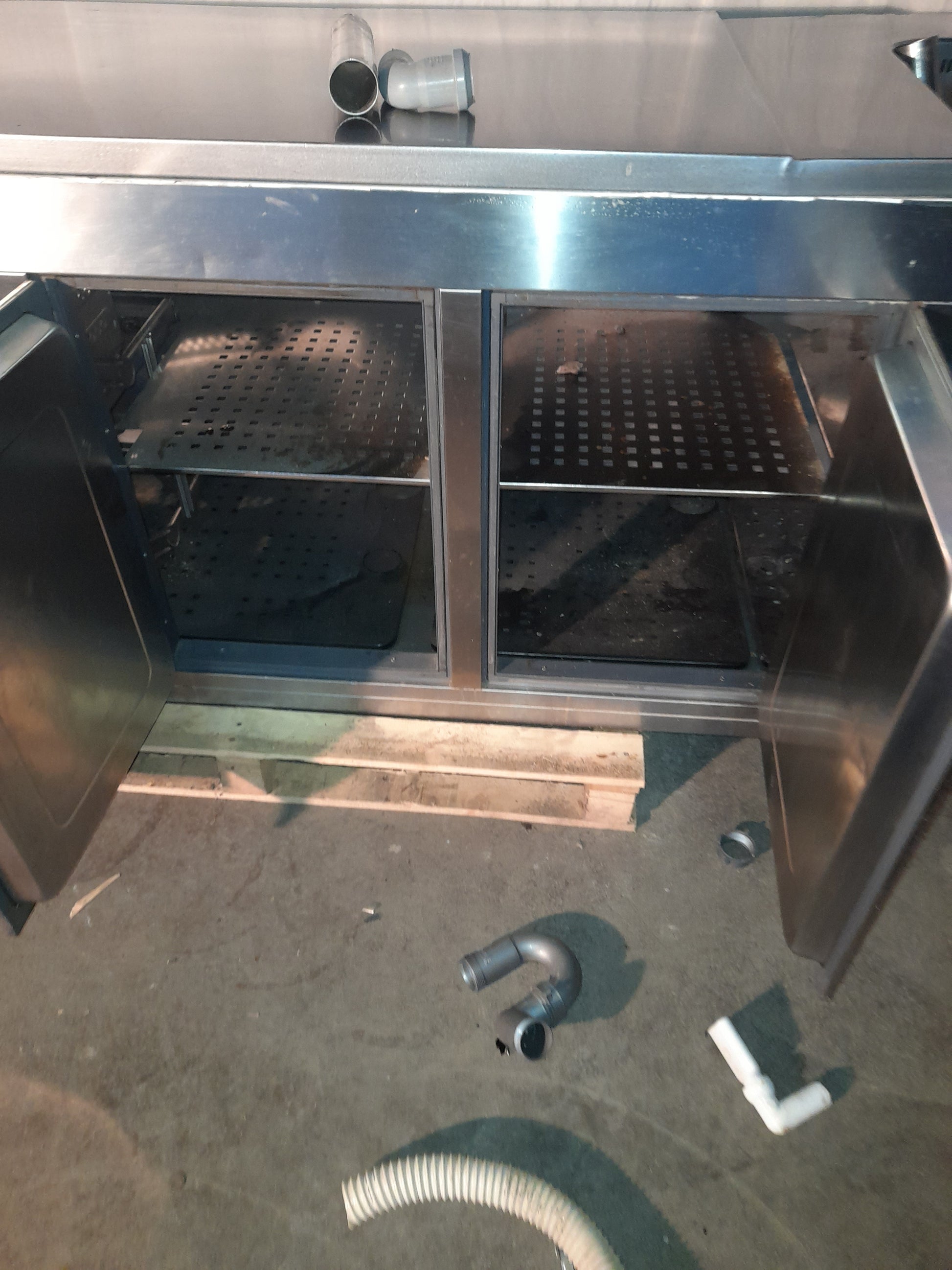 Bancone bar con retrobanco usato (lunghezza del banco bar con marmo 340 cm)  (misure retrobanco in foto) Attrezzatura da ristorazione usata Sd Service Store