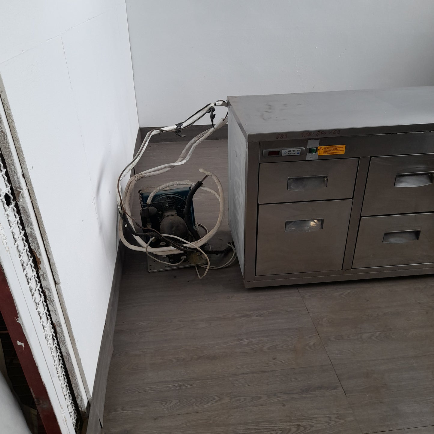 Retro banco frigorifero usato 3 sportelle e 4 cassetti e lavandino in acciaio aisi 304 ( misura vasca 40x40x18) misure in foto Attrezzatura da ristorazione usata Sd Service Store