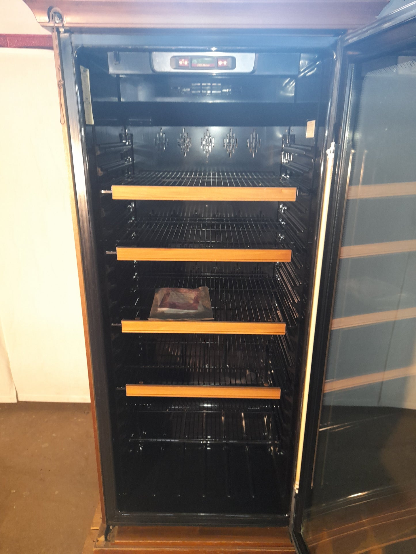 Frigorifero vetrina vini in legno usata misure L 84 P 74 Alto 190 Attrezzatura da ristorazione usata Sd Service Store