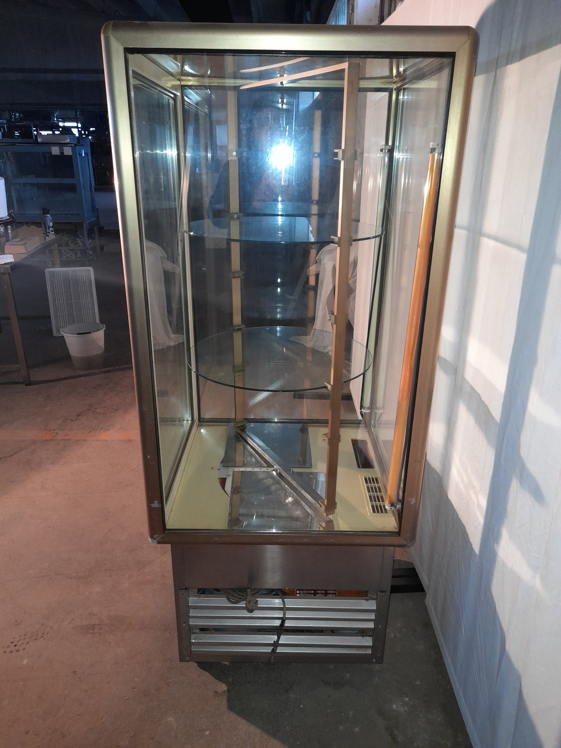 Frigorifero vetrina per torte usato (temperatura 0-4 gradi) misure L 70 P 72 Alto 177 Attrezzatura da ristorazione usata Sd Service Store