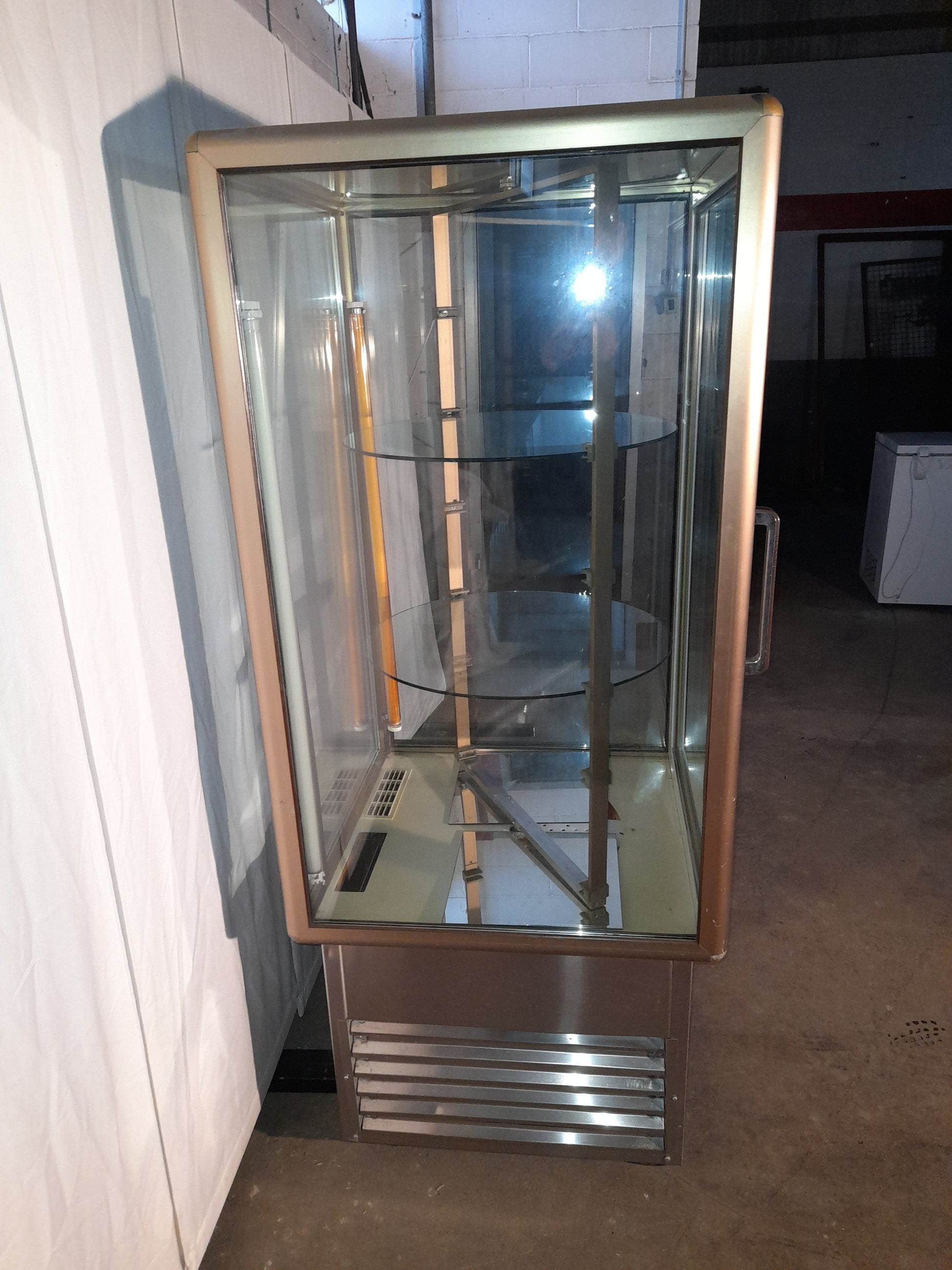 Frigorifero vetrina per torte usato (temperatura 0-4 gradi) misure L 70 P 72 Alto 177 Attrezzatura da ristorazione usata Sd Service Store