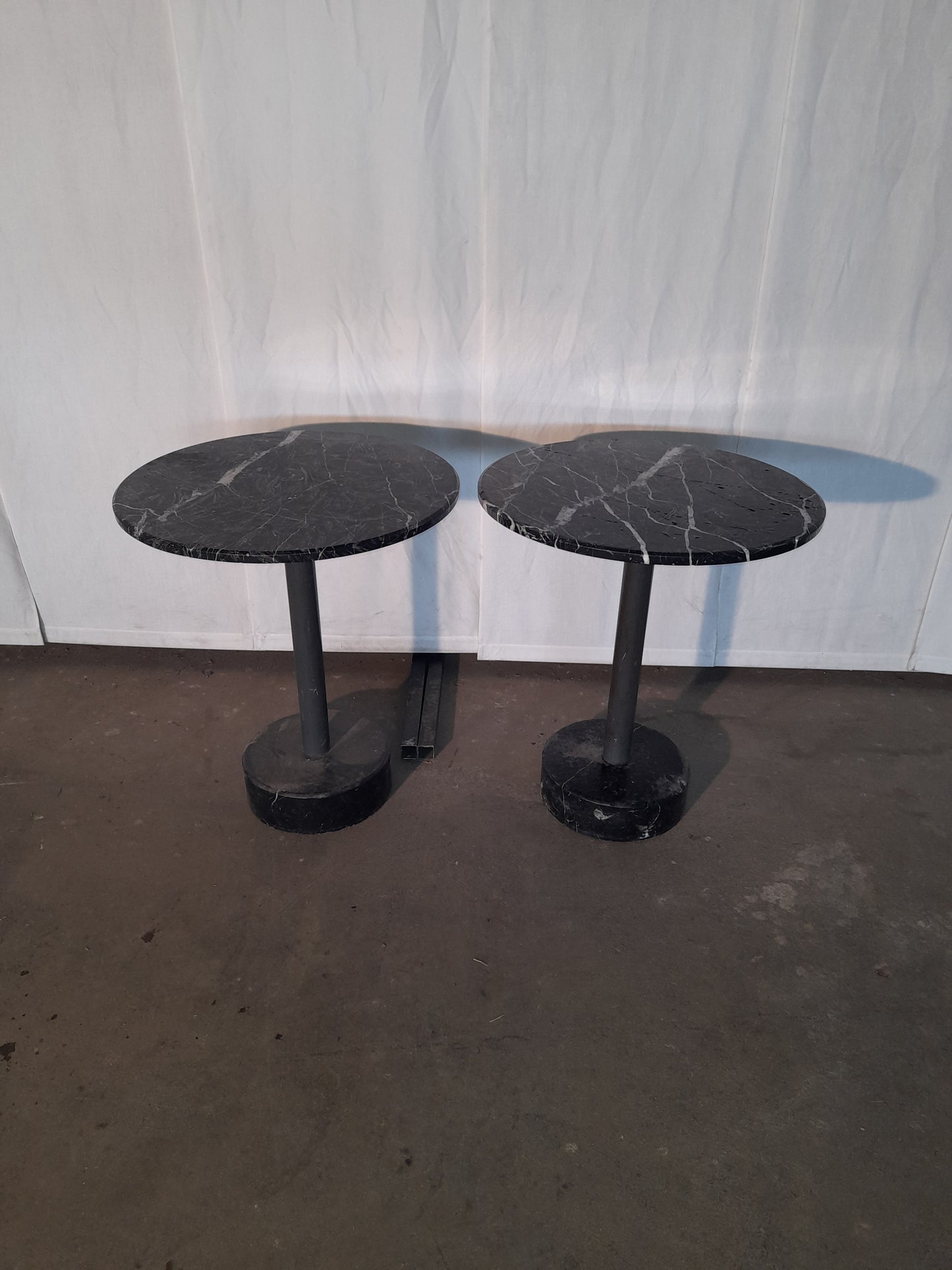 2 Tavolini usati in marmo nero con piantana in ghisa pesante ( diametro 60 cm ) Altezza da tessa 74 cm Attrezzatura da ristorazione usata Sd Service Store