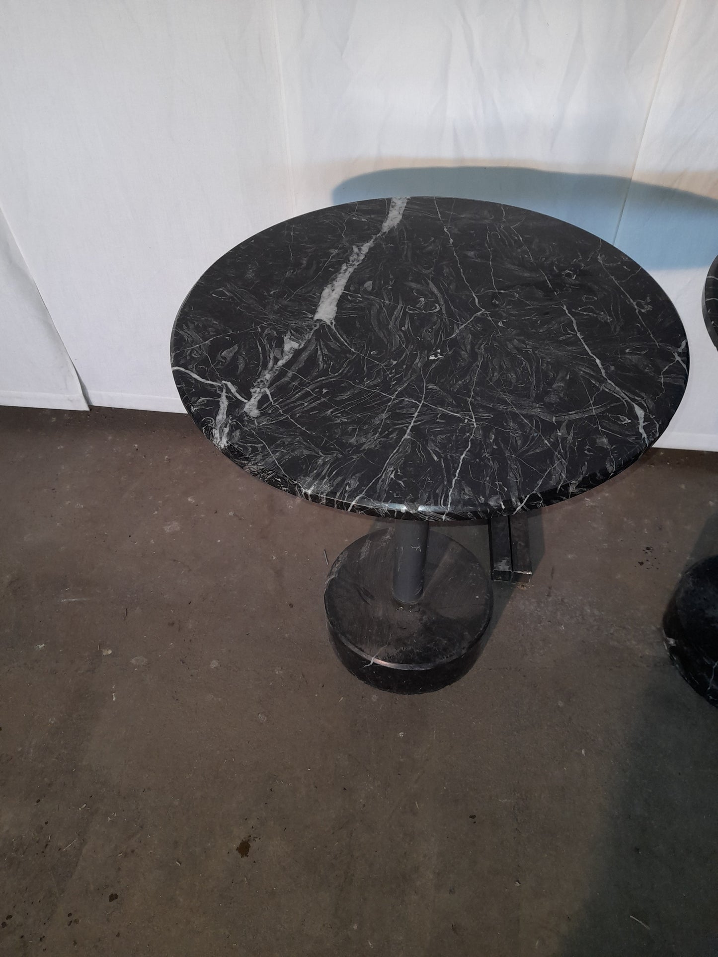 2 Tavolini usati in marmo nero con piantana in ghisa pesante ( diametro 60 cm ) Altezza da tessa 74 cm Attrezzatura da ristorazione usata Sd Service Store