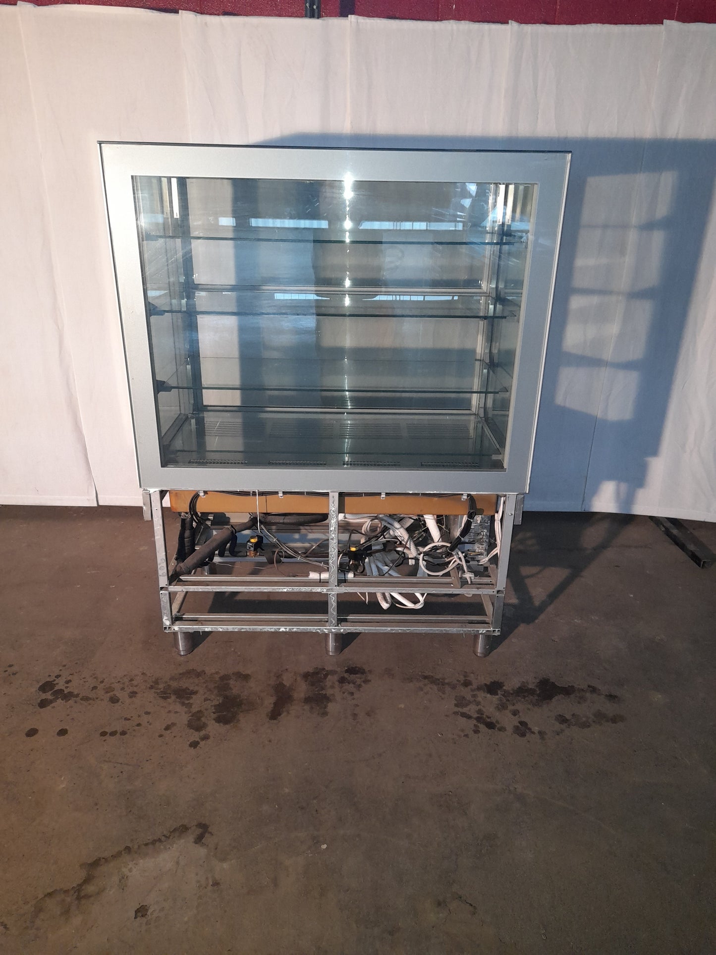 Vetrina pasticceria con 4 ripiani (funziona in negativo e positivo ) (motore remoto con raffreddamento ad acqua) misure L 120 P 66 Alta 160 Attrezzatura da ristorazione usata Sd Service Store