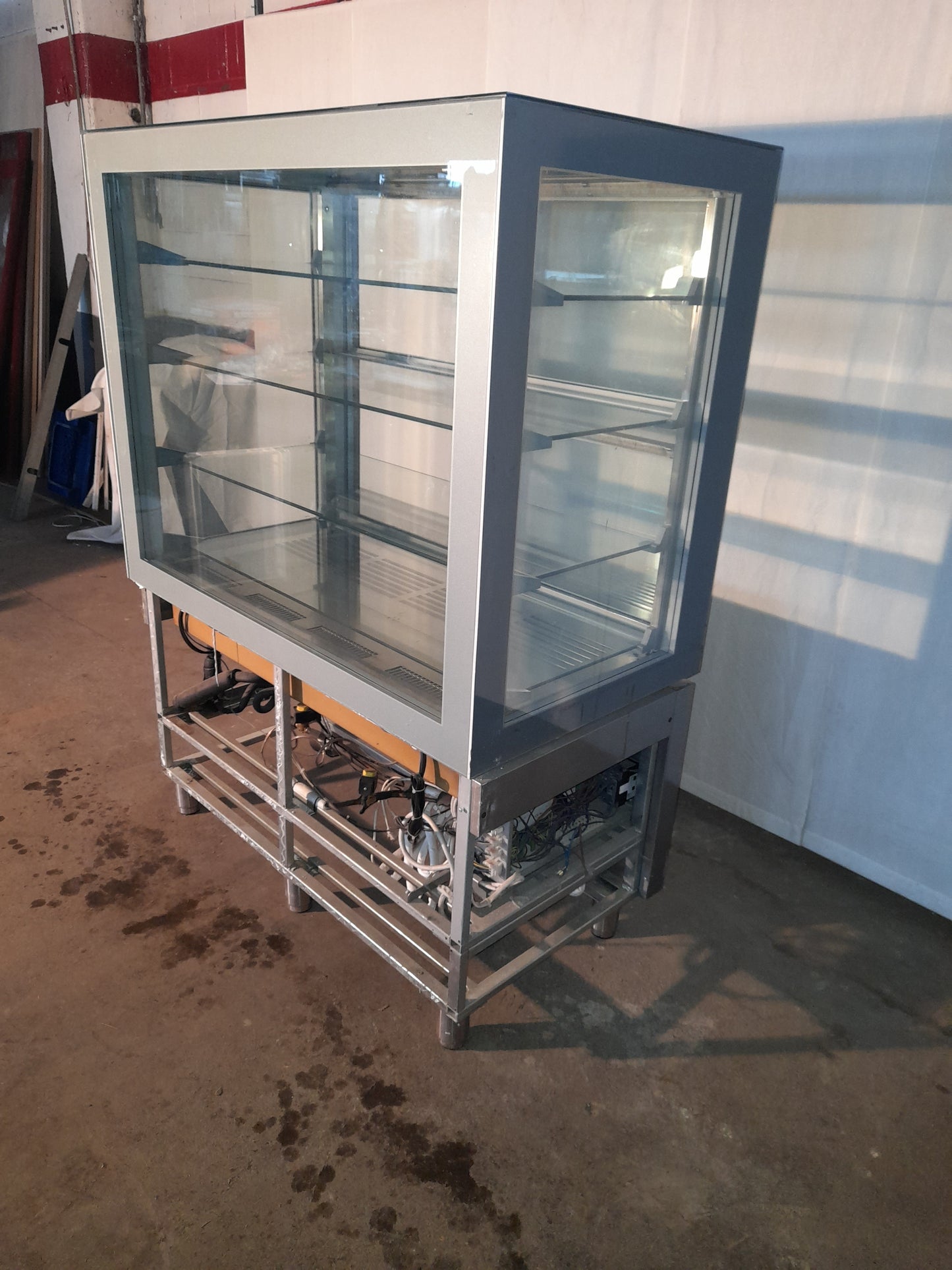 Vetrina pasticceria con 4 ripiani (funziona in negativo e positivo ) (motore remoto con raffreddamento ad acqua) misure L 120 P 66 Alta 160 Attrezzatura da ristorazione usata Sd Service Store