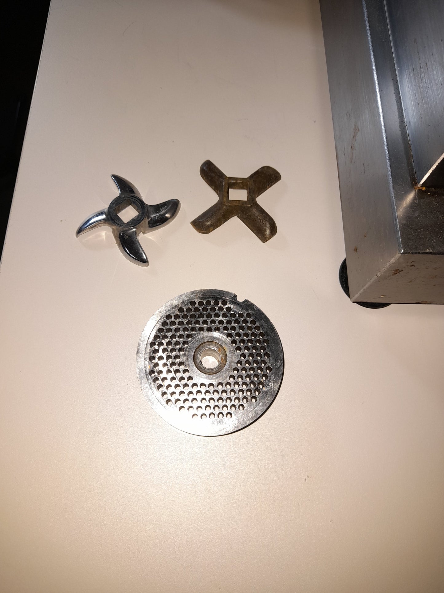Tritacarne con grattugia usato (marca DUPLEX) grandi dimensioni (corrente 380 v ) puo' montare disco del 32 Attrezzatura da ristorazione usata Sd Service Store
