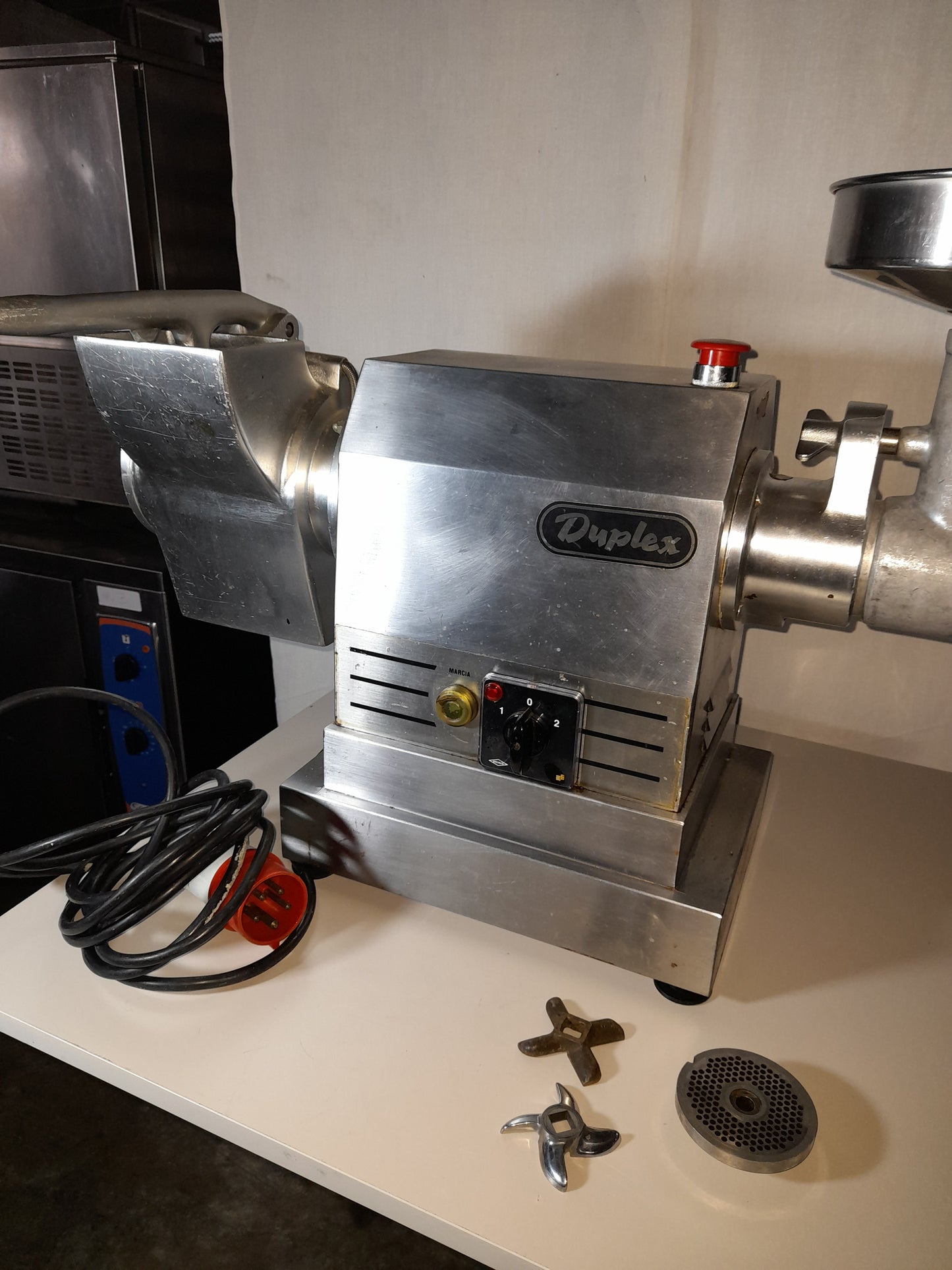 Tritacarne con grattugia usato (marca DUPLEX) grandi dimensioni (corrente 380 v ) puo' montare disco del 32 Attrezzatura da ristorazione usata Sd Service Store