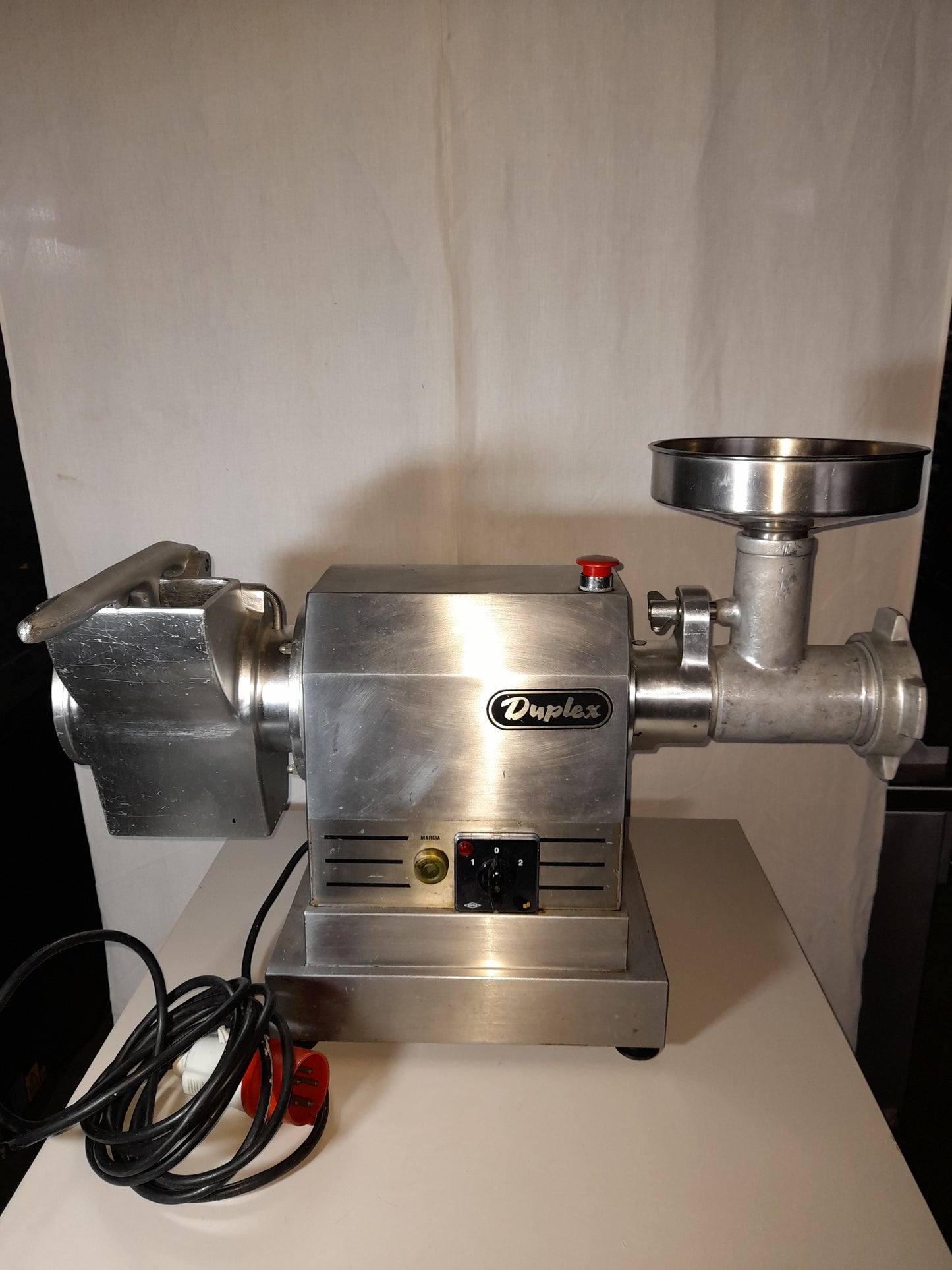 Tritacarne con grattugia usato (marca DUPLEX) grandi dimensioni (corrente 380 v ) puo' montare disco del 32 Attrezzatura da ristorazione usata Sd Service Store