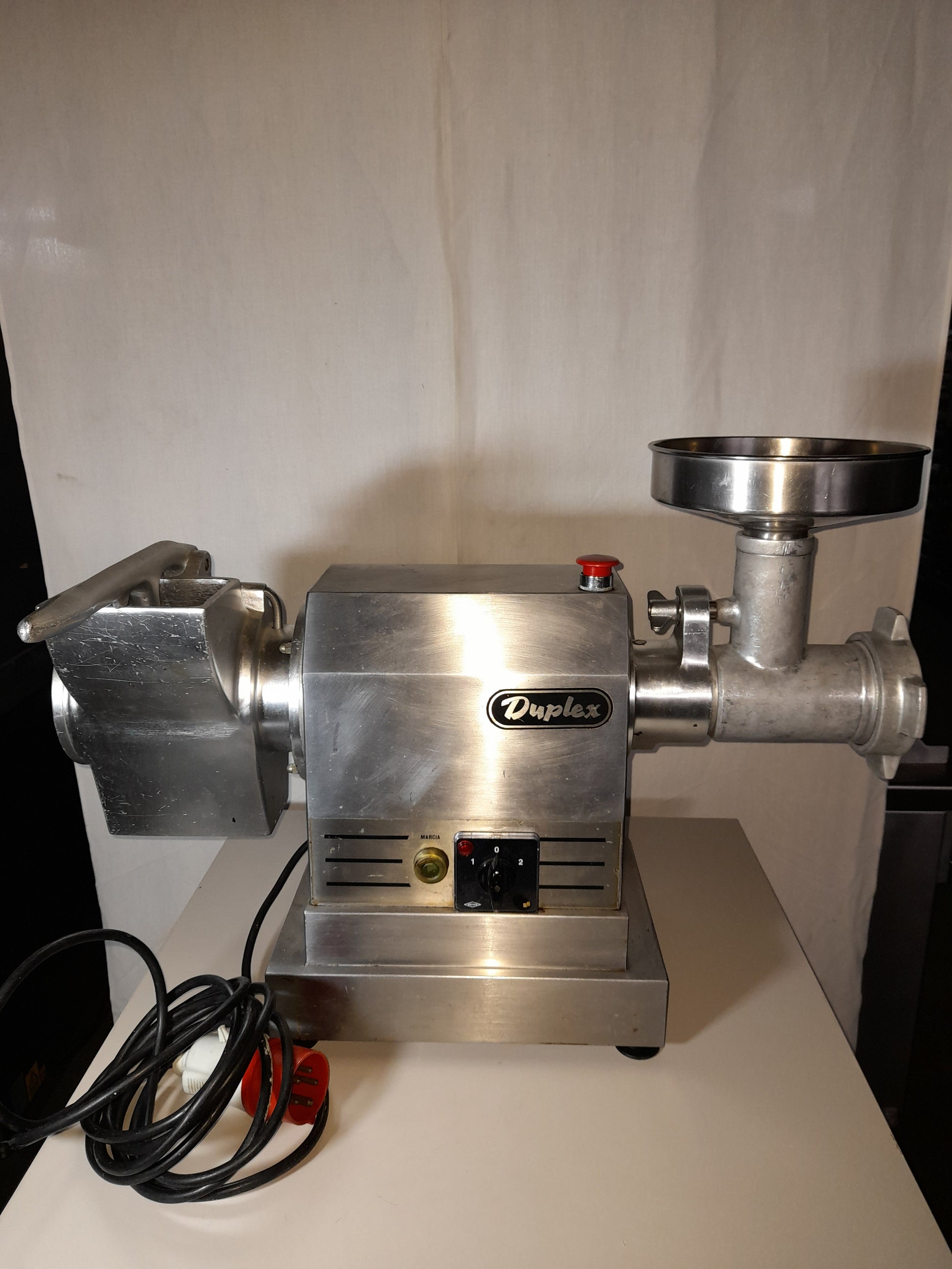 Tritacarne con grattugia usato  (marca DUPLEX) grandi dimensioni (corrente 380 v ) puo' montare disco del 32 Attrezzatura da ristorazione usata Sd Service Store