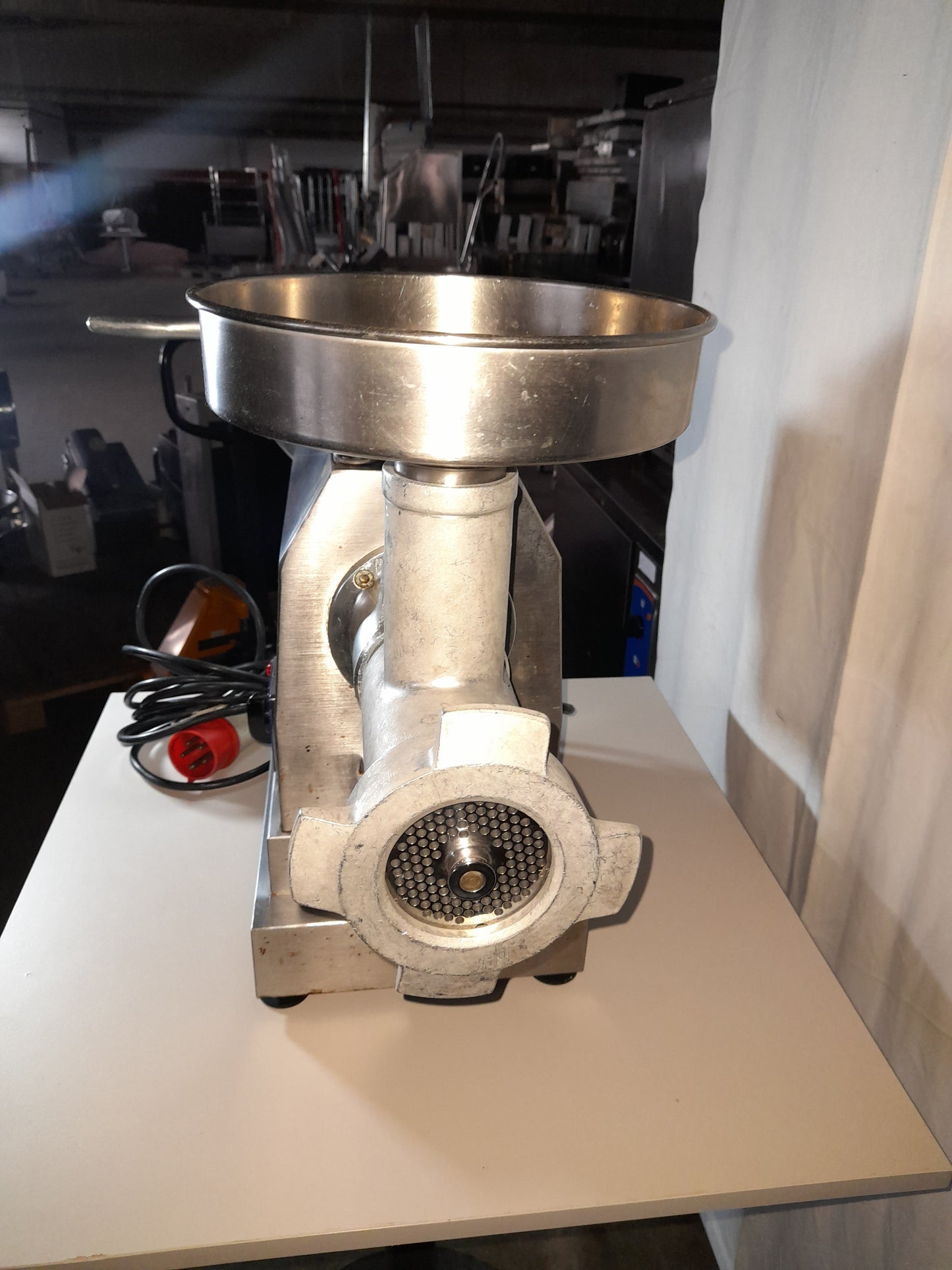 Tritacarne con grattugia usato (marca DUPLEX) grandi dimensioni (corrente 380 v ) puo' montare disco del 32 Attrezzatura da ristorazione usata Sd Service Store