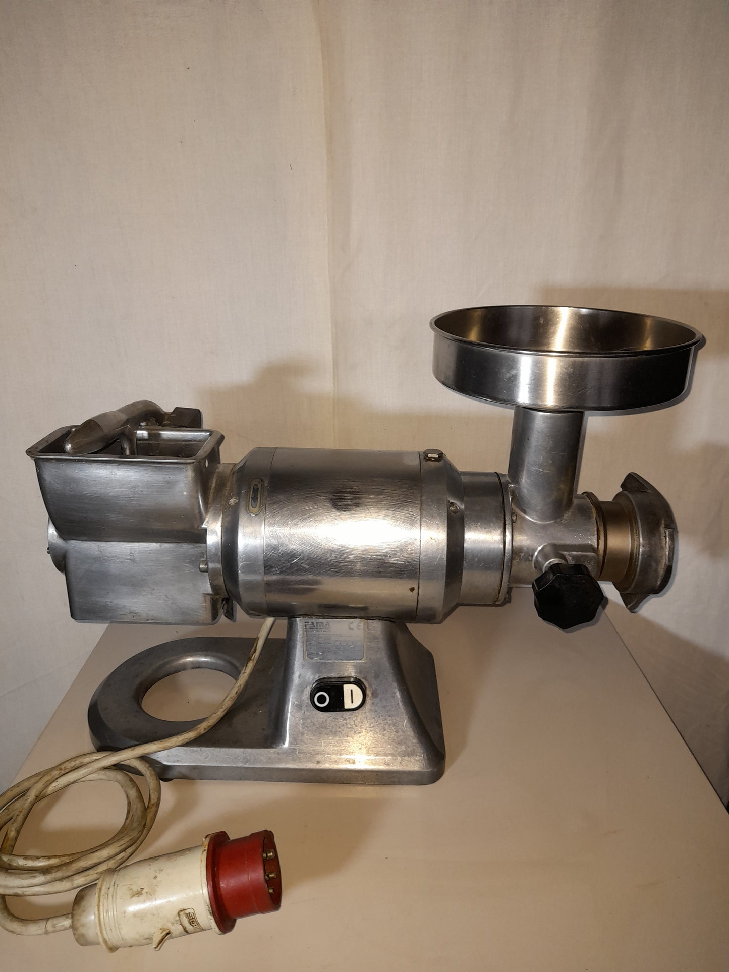 Tritacarne con grattugia usato (corrente 380 v ) diametro del disco fornito in dotazione 22 Attrezzatura da ristorazione usata Sd Service Store