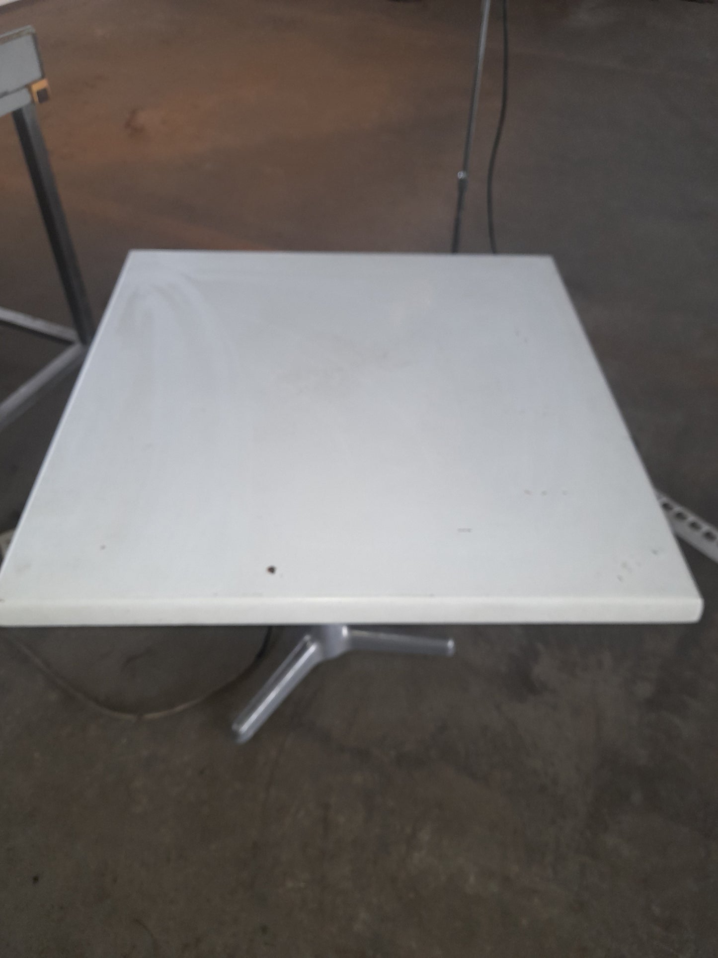 12 piani per tavoli usati ( marca WERZALIT ) 80x80 con ganci per prolunghe (adatti anche per uso all'aperto) (uso con tovaglia ) colore bianco Attrezzatura da ristorazione usata Sd Service Store