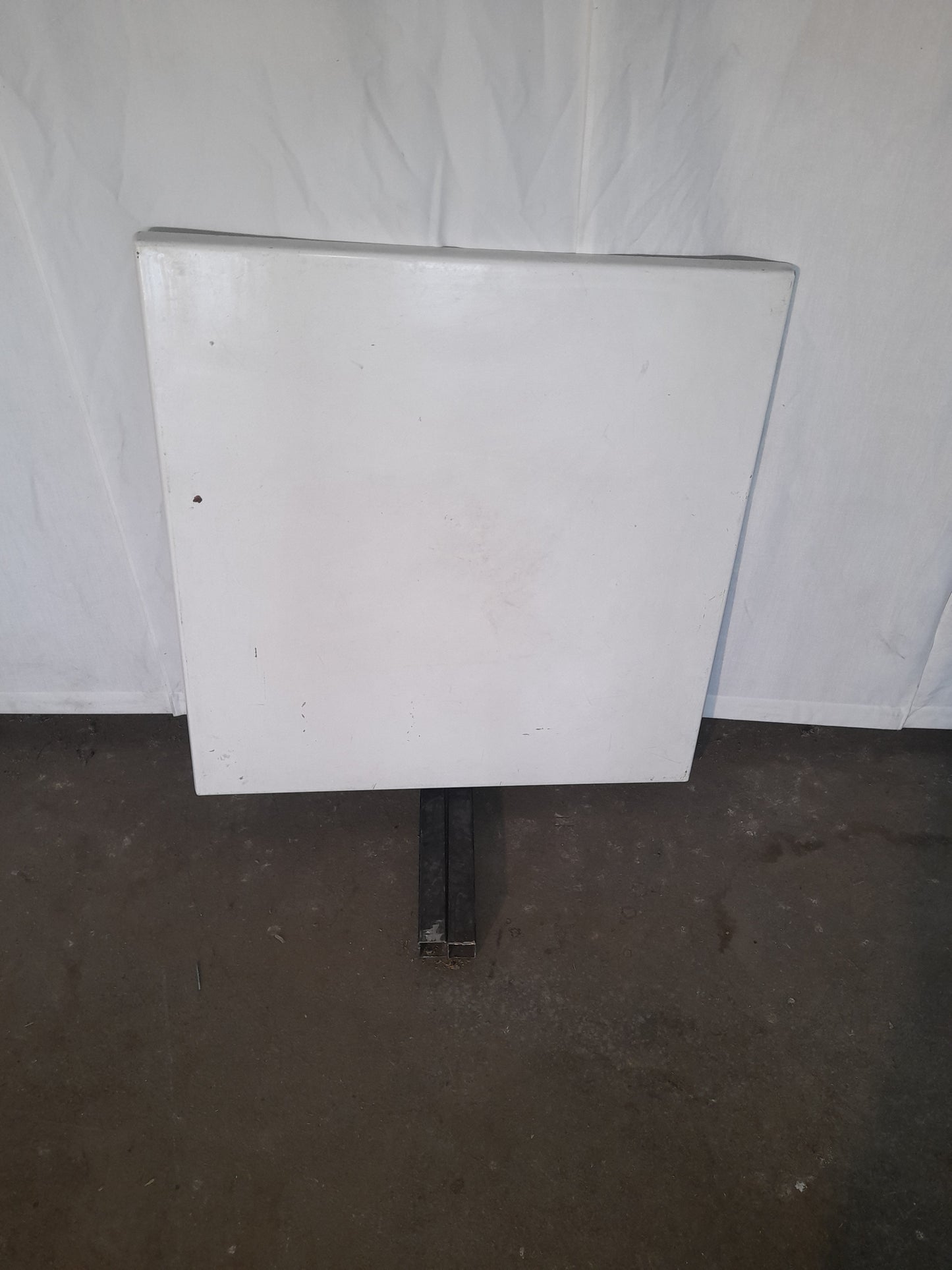 12 piani per tavoli usati ( marca WERZALIT ) 80x80 con ganci per prolunghe (adatti anche per uso all'aperto) (uso con tovaglia ) colore bianco Attrezzatura da ristorazione usata Sd Service Store