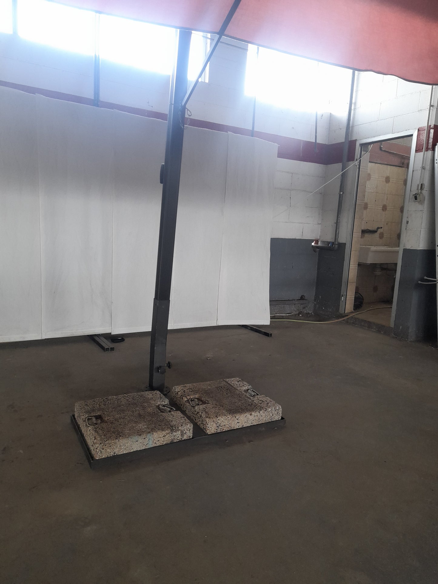 Ombrellone professionale usato 3x2 mt con apertura a manovella (contrappesi inclusi) (teli buoni , ma da plavare) Attrezzatura da ristorazione usata Sd Service Store