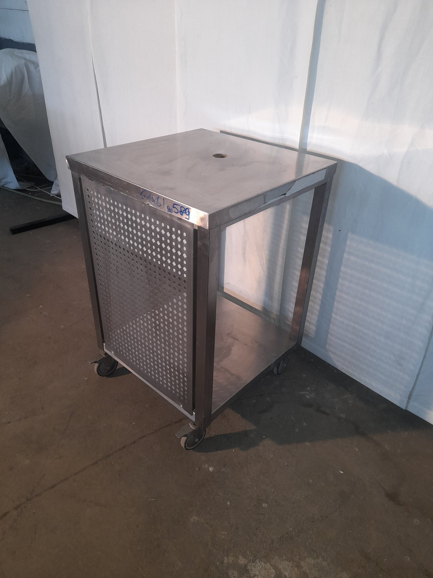 Banco usato in acciaio aisi 304 (con ruote) con foro per impianto di spillatura misure L 61 P 61 Alto 90 Attrezzatura da ristorazione usata Sd Service Store