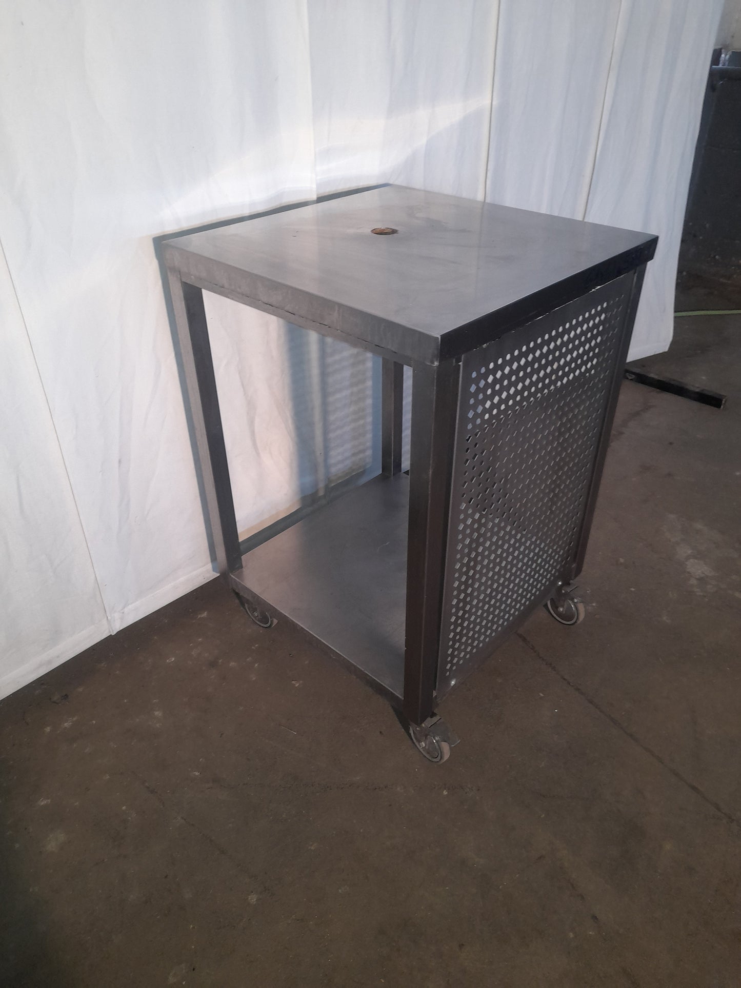 Banco usato in acciaio aisi 304 (con ruote) con foro per impianto di spillatura misure L 61 P 61 Alto 90 Attrezzatura da ristorazione usata Sd Service Store