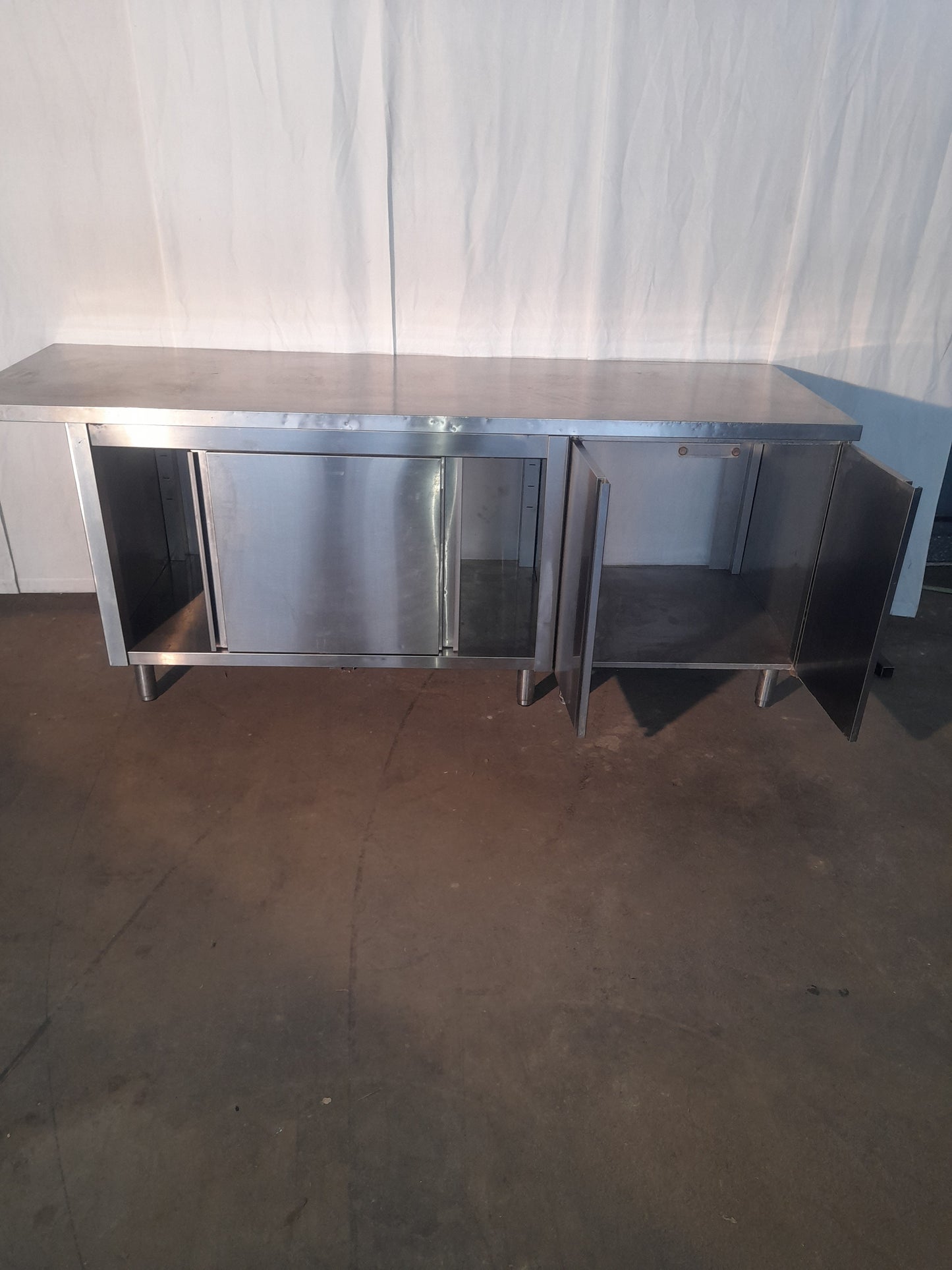 Banco usato in acciaio aisi 304 con 2 sportelli e 2 porte battenti misure L 216 P 70 Alto 85 Attrezzatura da ristorazione usata Sd Service Store