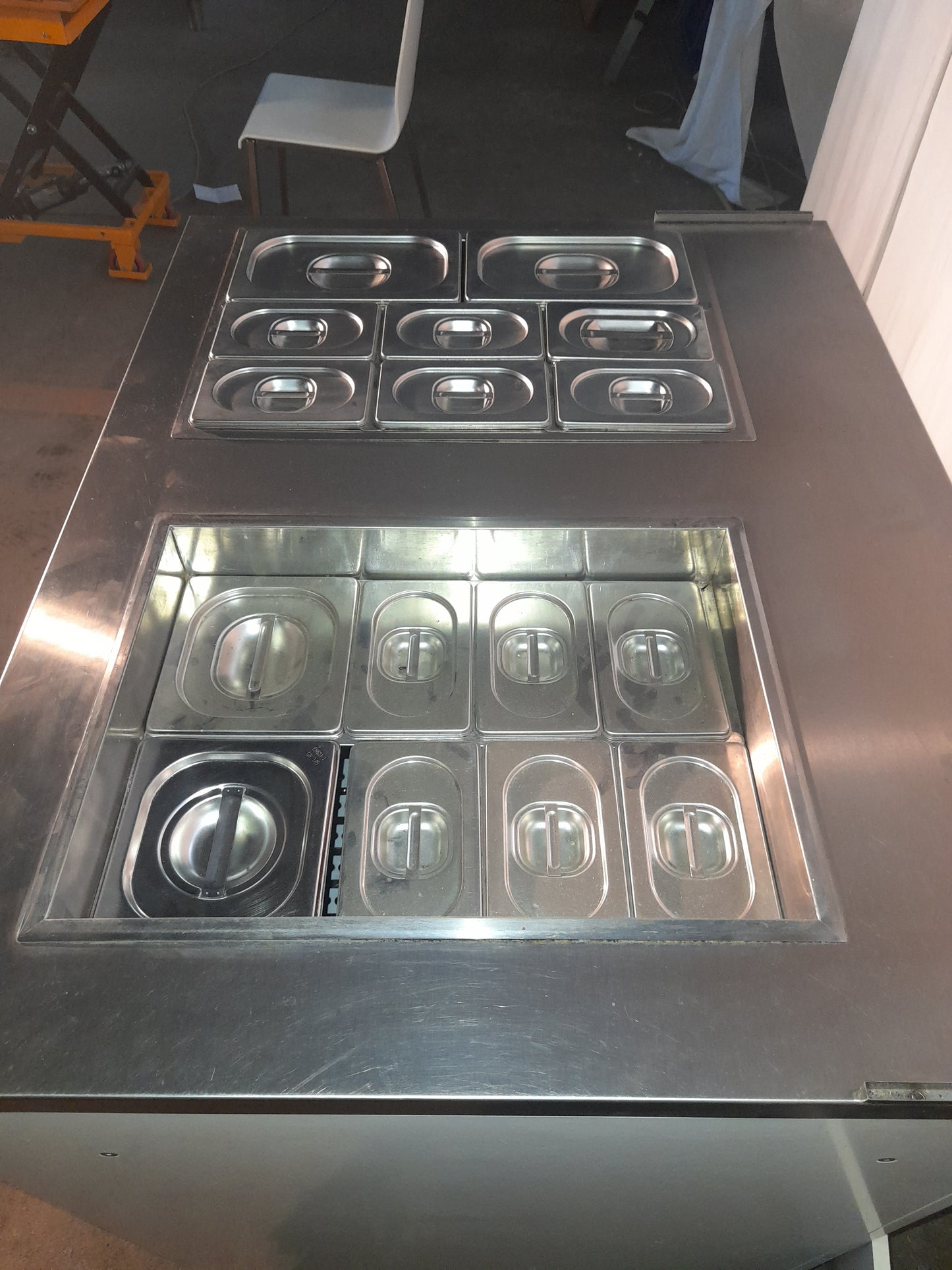 Banco saladette usato con vetro frontale (compreso di vaschette come da foto ) misure L 102 P 80 Alto 93/97 Attrezzatura da ristorazione usata Sd Service Store