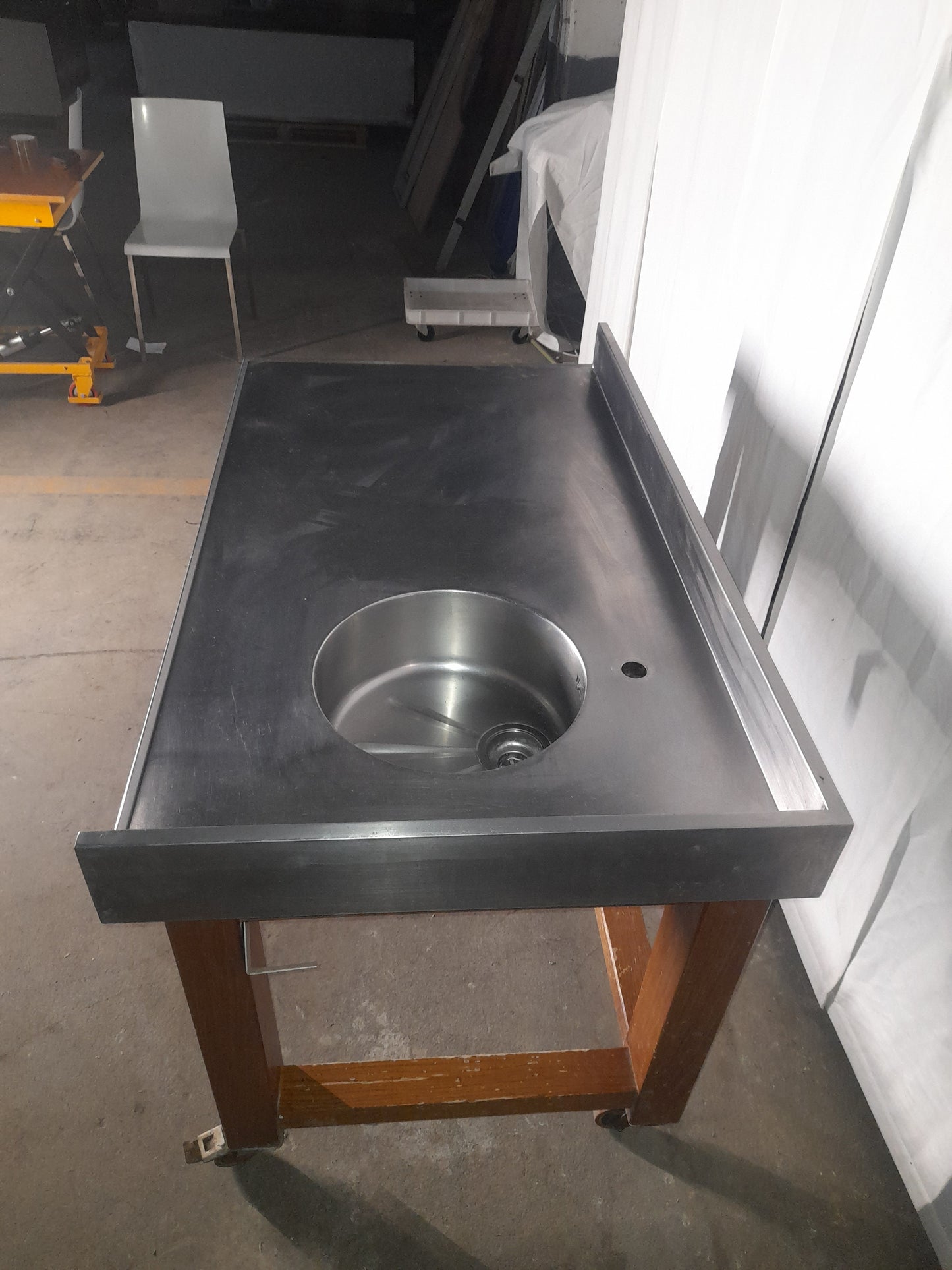 Lavandino usato in acciaio aisi 304 con supporto in legno su ruote ( diametro lavandino 38 cm profondo 16) misure L 140 P 80 Alto 84 Attrezzatura da ristorazione usata Sd Service Store