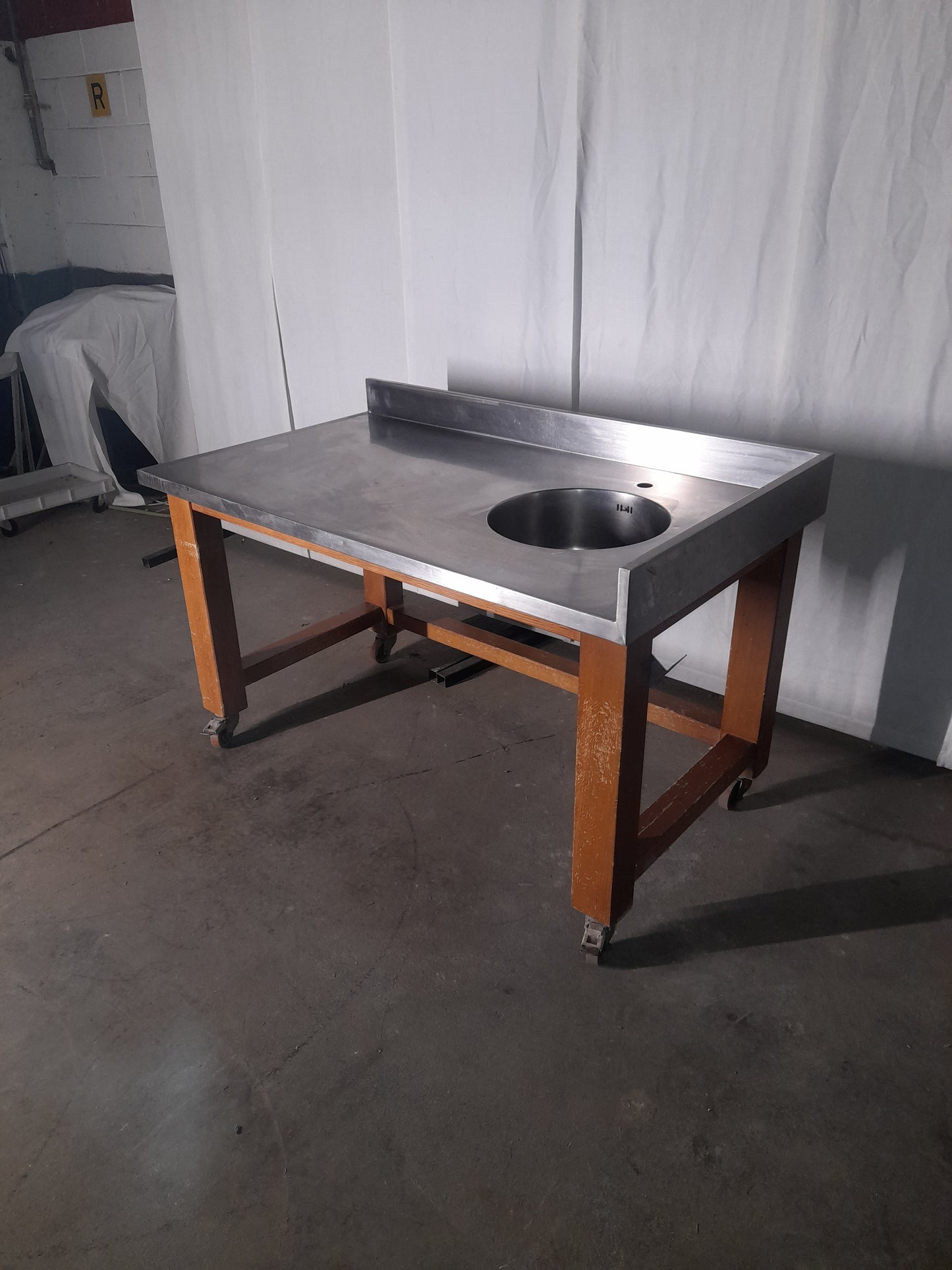 Lavandino usato in acciaio aisi 304 con supporto in legno su ruote ( diametro lavandino 38 cm profondo 16) misure L 140 P 80 Alto 84 Attrezzatura da ristorazione usata Sd Service Store