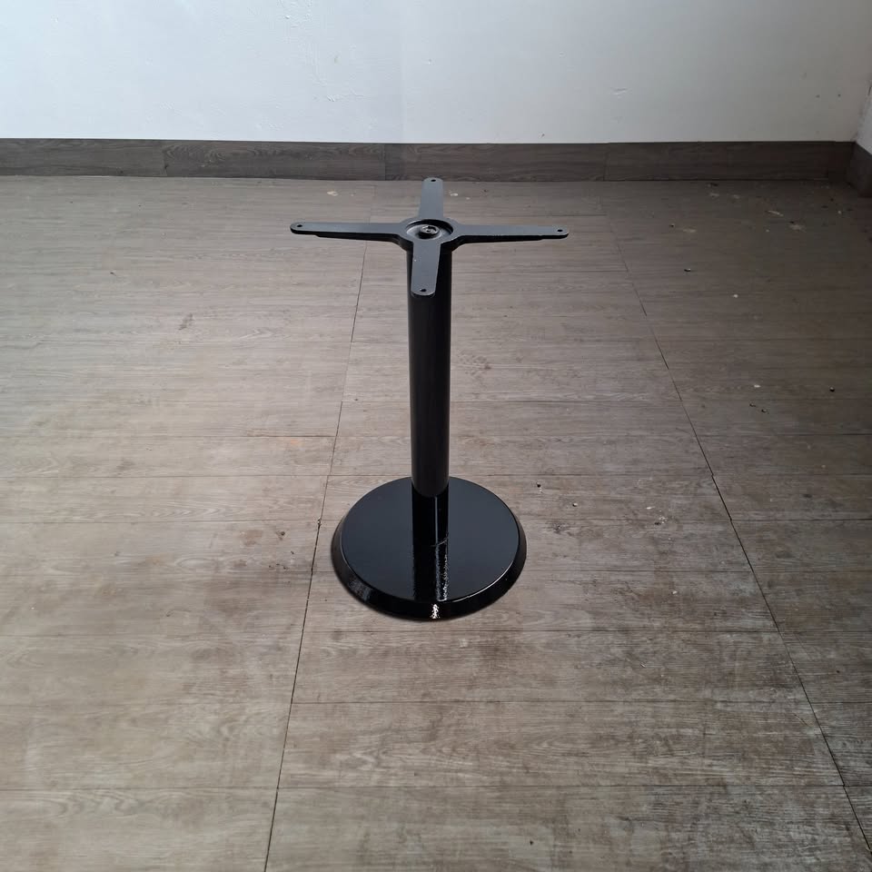 Basi per tavoli in ghisa nero lucido (supportano piano 80×80) altezza della base 69 cm (11 pezzi vendita in blocco) — usate Attrezzatura da ristorazione usata Sd Service Store
