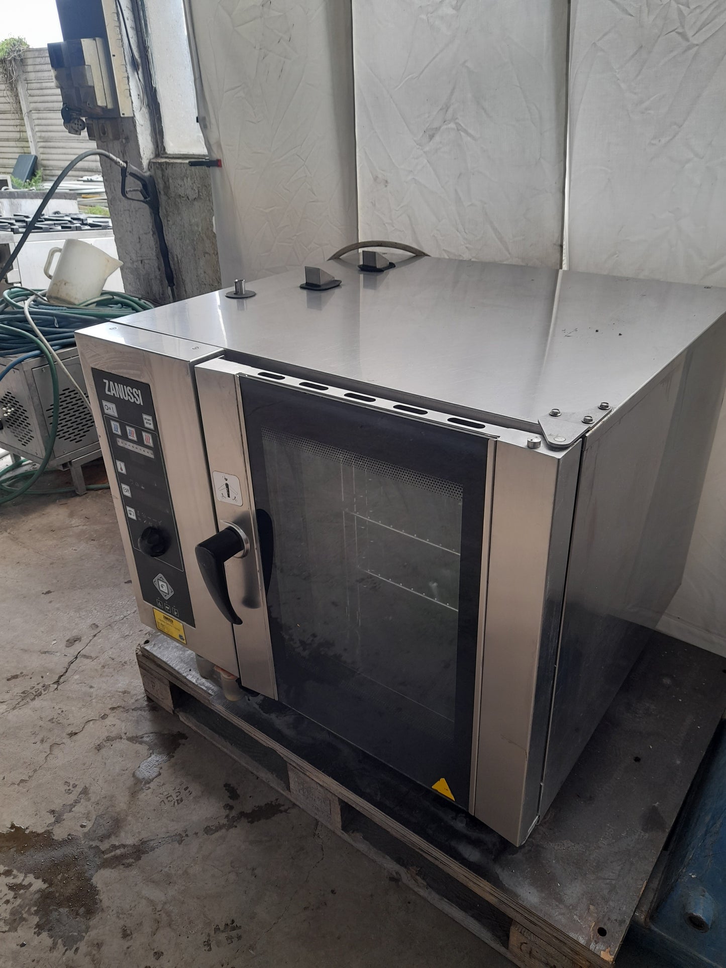 Forno usato Marca Zanussi 6 teglie 530x320 Elettrico ( convenzione e vapore ) in acciaio aisi 304 misure L 77 P 90 Alto 89 Attrezzatura da ristorazione usata Sd Service Store