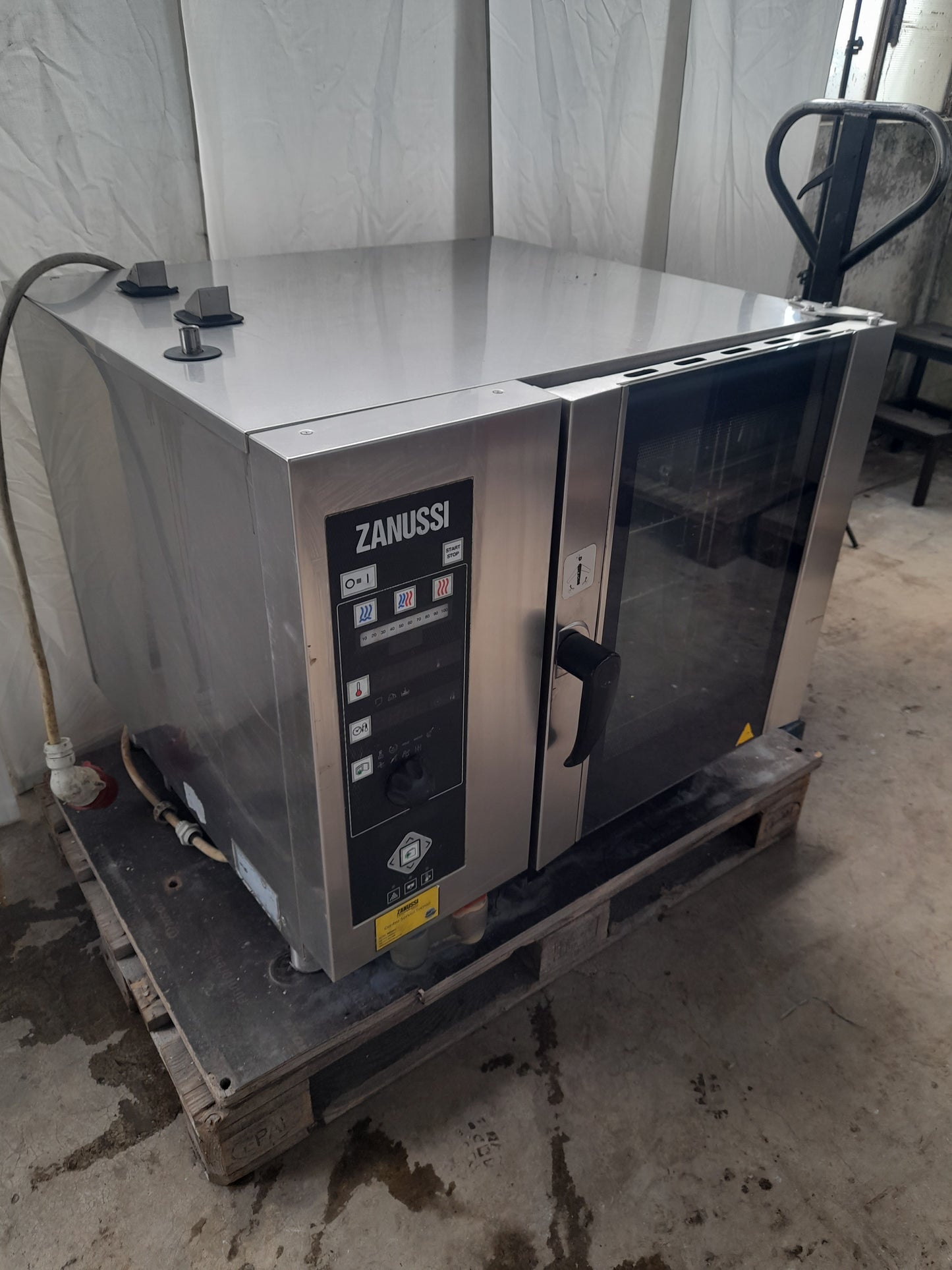 Forno usato Marca Zanussi 6 teglie 530x320 Elettrico ( convenzione e vapore ) in acciaio aisi 304 misure L 77 P 90 Alto 89 Attrezzatura da ristorazione usata Sd Service Store